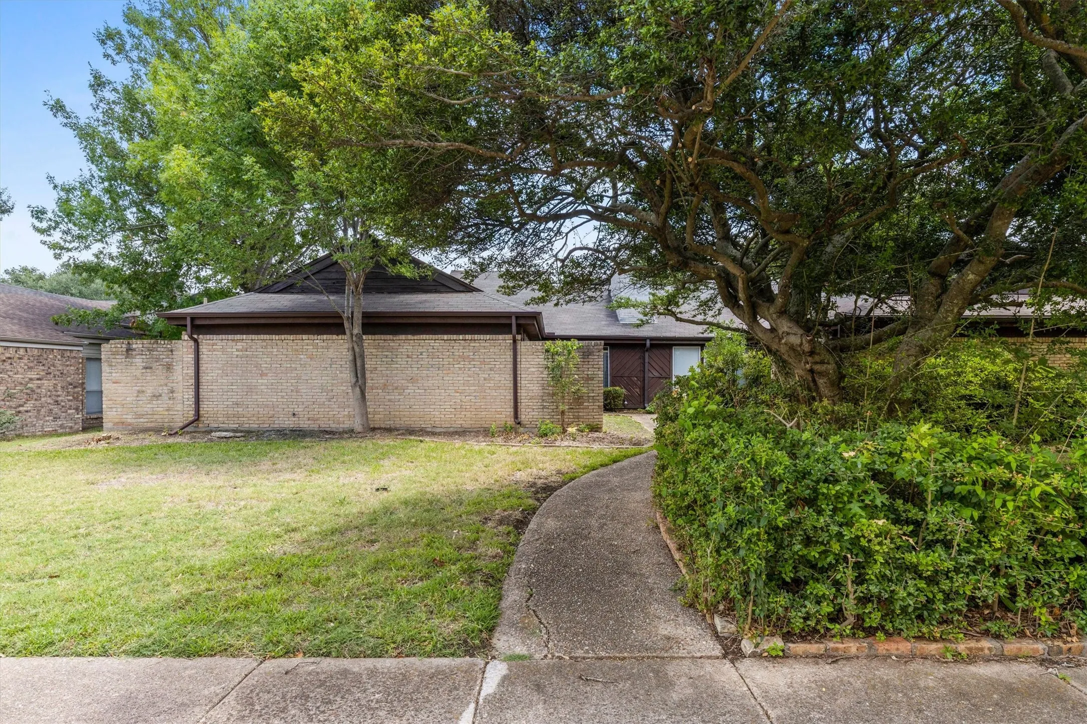 Single Family Residence For Rent in Collin County , 1908 Treehouse Lane, Plano, Texas 75023, 3 Bedroom, 2 Bathroom, 2 Garage spaces, 1,640 Sqft, built in 1978, mls#21392043, Real Estate Agent in Plano, Homes For Rent in Collin county, Homes For Rent in Plano, Realtor in Plano Texas, Real Estate Brokerage Independent Realty Texas, Luminita Cordes Realtor