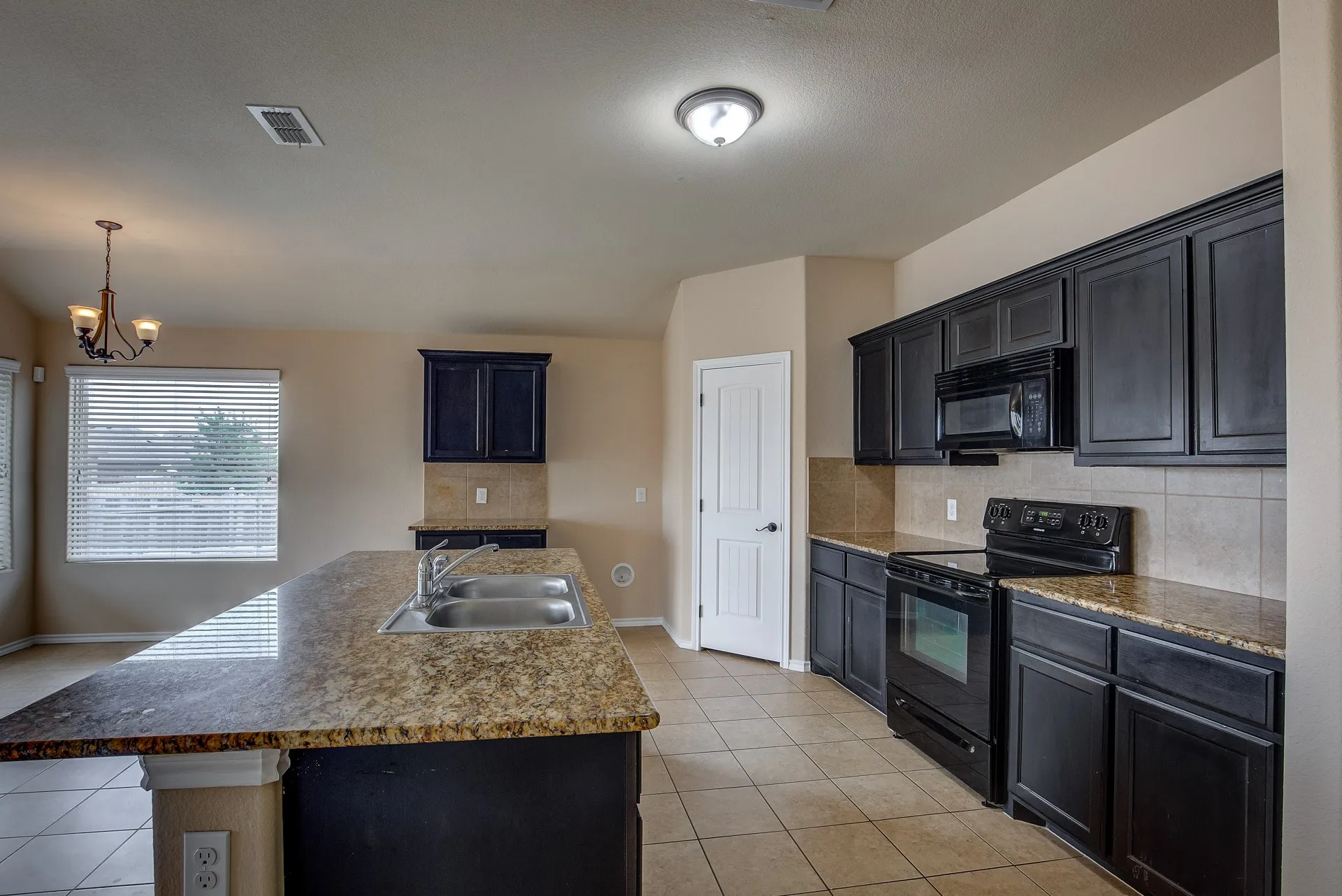 Single Family Residence For Rent in Tarrant County , 6300 Leaping Fawn Drive, Fort Worth, Texas 76179, 4 Bedroom, 2 Bathroom, 2 Garage spaces, 1,620 Sqft, built in 2015, mls#21392049, Real Estate Agent in Fort Worth, Homes For Rent in Tarrant county, Homes For Rent in Fort Worth, Realtor in Fort Worth Texas, Real Estate Brokerage Independent Realty Texas, Luminita Cordes Realtor