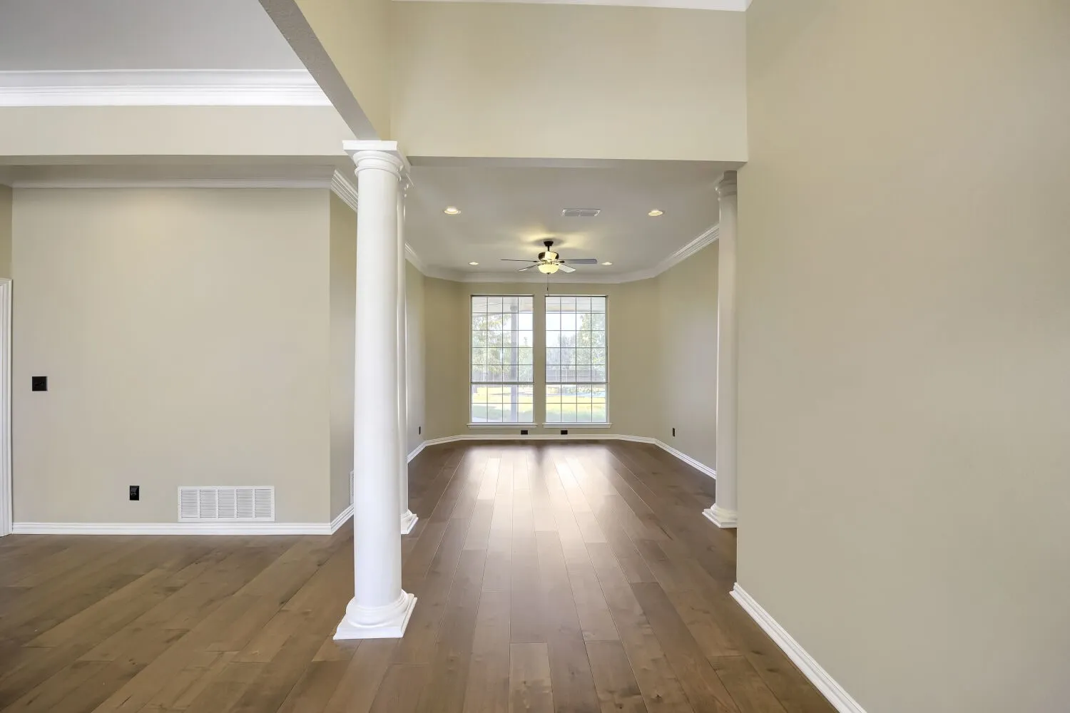 Single Family Residence For Sale in Denton County , 201 N Garza Road, Shady Shores, Texas 76208, 4 Bedroom, 3 Bathroom, 2 Garage spaces, 2,668 Sqft, built in 1995, mls#21390817, Real Estate Agent in Shady Shores, Homes For Sale in Denton county, Homes For Sale in Shady Shores, Realtor in Shady Shores Texas, Real Estate Brokerage Independent Realty Texas, Luminita Cordes Realtor