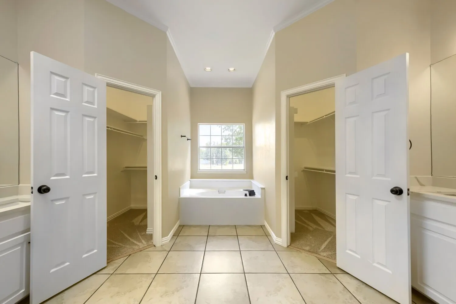 Single Family Residence For Sale in Denton County , 201 N Garza Road, Shady Shores, Texas 76208, 4 Bedroom, 3 Bathroom, 2 Garage spaces, 2,668 Sqft, built in 1995, mls#21390817, Real Estate Agent in Shady Shores, Homes For Sale in Denton county, Homes For Sale in Shady Shores, Realtor in Shady Shores Texas, Real Estate Brokerage Independent Realty Texas, Luminita Cordes Realtor