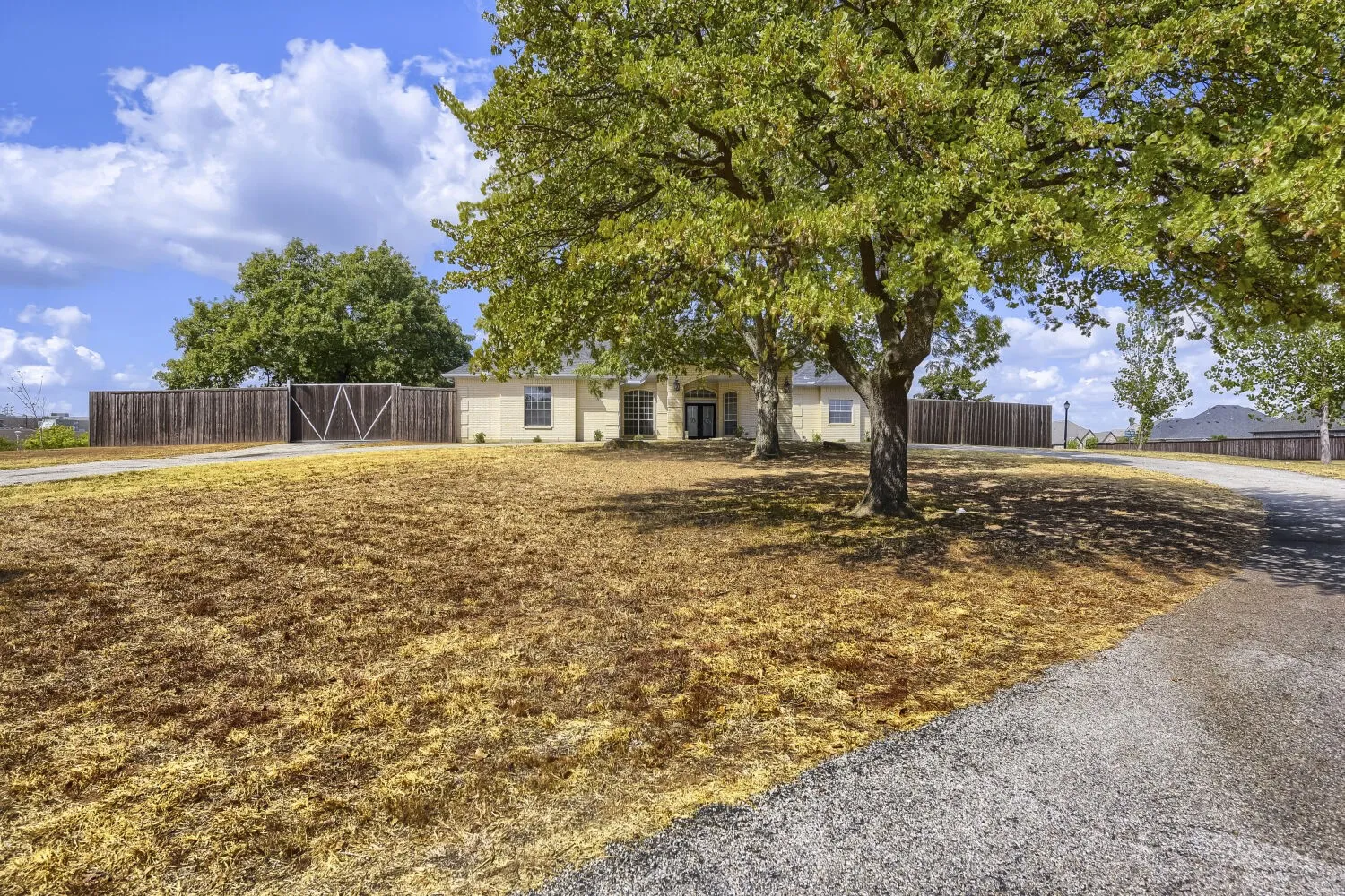 Single Family Residence For Sale in Denton County , 201 N Garza Road, Shady Shores, Texas 76208, 4 Bedroom, 3 Bathroom, 2 Garage spaces, 2,668 Sqft, built in 1995, mls#21390817, Real Estate Agent in Shady Shores, Homes For Sale in Denton county, Homes For Sale in Shady Shores, Realtor in Shady Shores Texas, Real Estate Brokerage Independent Realty Texas, Luminita Cordes Realtor