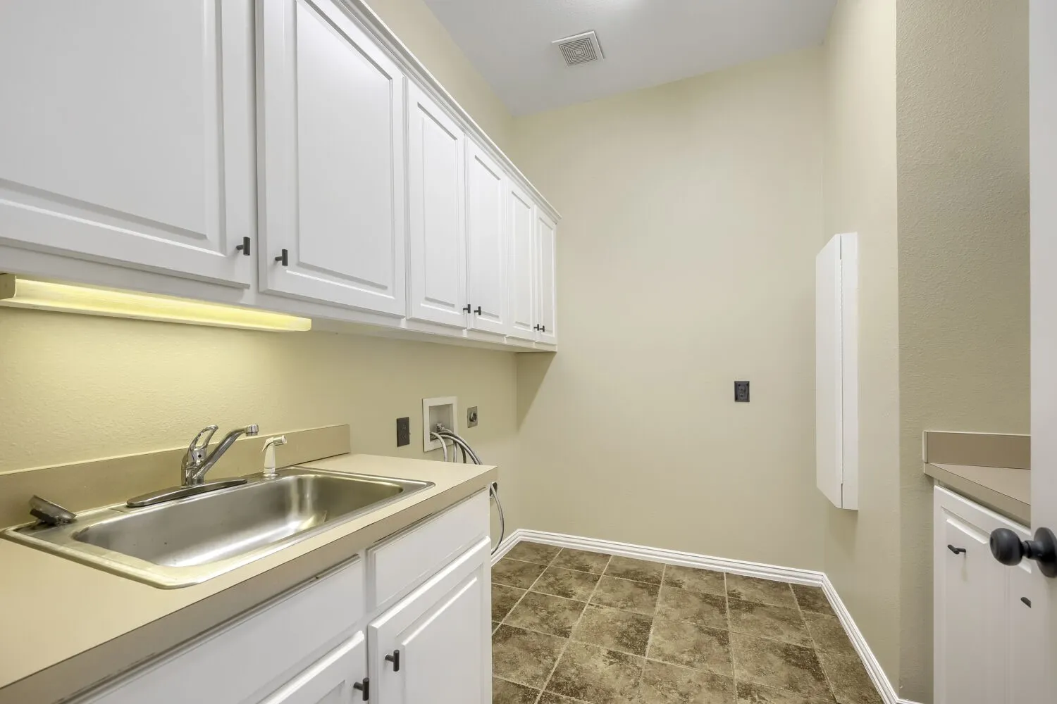 Single Family Residence For Sale in Denton County , 201 N Garza Road, Shady Shores, Texas 76208, 4 Bedroom, 3 Bathroom, 2 Garage spaces, 2,668 Sqft, built in 1995, mls#21390817, Real Estate Agent in Shady Shores, Homes For Sale in Denton county, Homes For Sale in Shady Shores, Realtor in Shady Shores Texas, Real Estate Brokerage Independent Realty Texas, Luminita Cordes Realtor