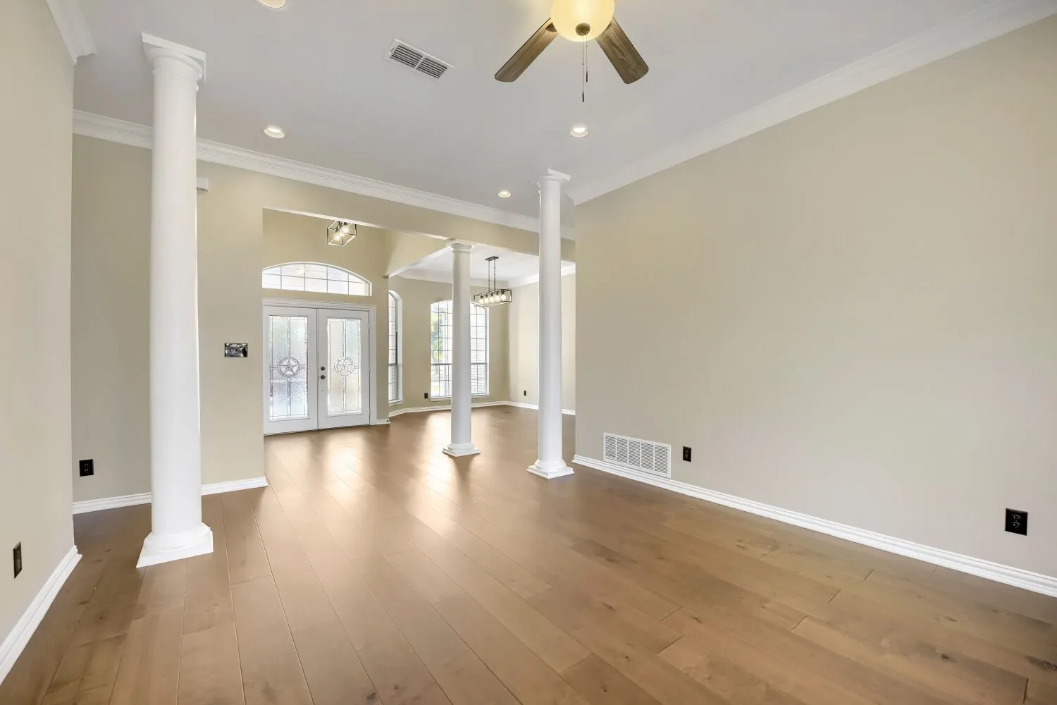 Single Family Residence For Sale in Denton County , 201 N Garza Road, Shady Shores, Texas 76208, 4 Bedroom, 3 Bathroom, 2 Garage spaces, 2,668 Sqft, built in 1995, mls#21390817, Real Estate Agent in Shady Shores, Homes For Sale in Denton county, Homes For Sale in Shady Shores, Realtor in Shady Shores Texas, Real Estate Brokerage Independent Realty Texas, Luminita Cordes Realtor