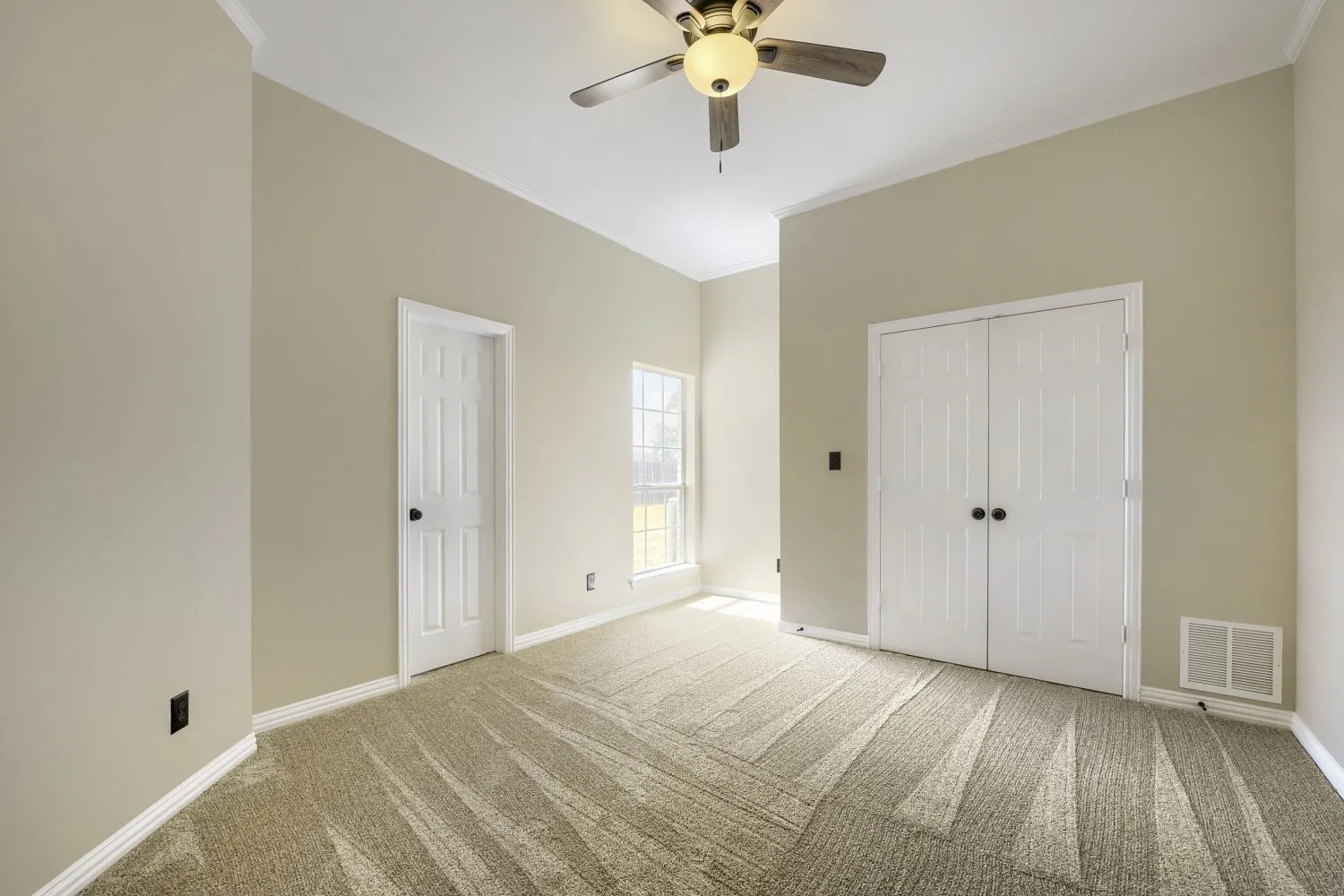 Single Family Residence For Sale in Denton County , 201 N Garza Road, Shady Shores, Texas 76208, 4 Bedroom, 3 Bathroom, 2 Garage spaces, 2,668 Sqft, built in 1995, mls#21390817, Real Estate Agent in Shady Shores, Homes For Sale in Denton county, Homes For Sale in Shady Shores, Realtor in Shady Shores Texas, Real Estate Brokerage Independent Realty Texas, Luminita Cordes Realtor