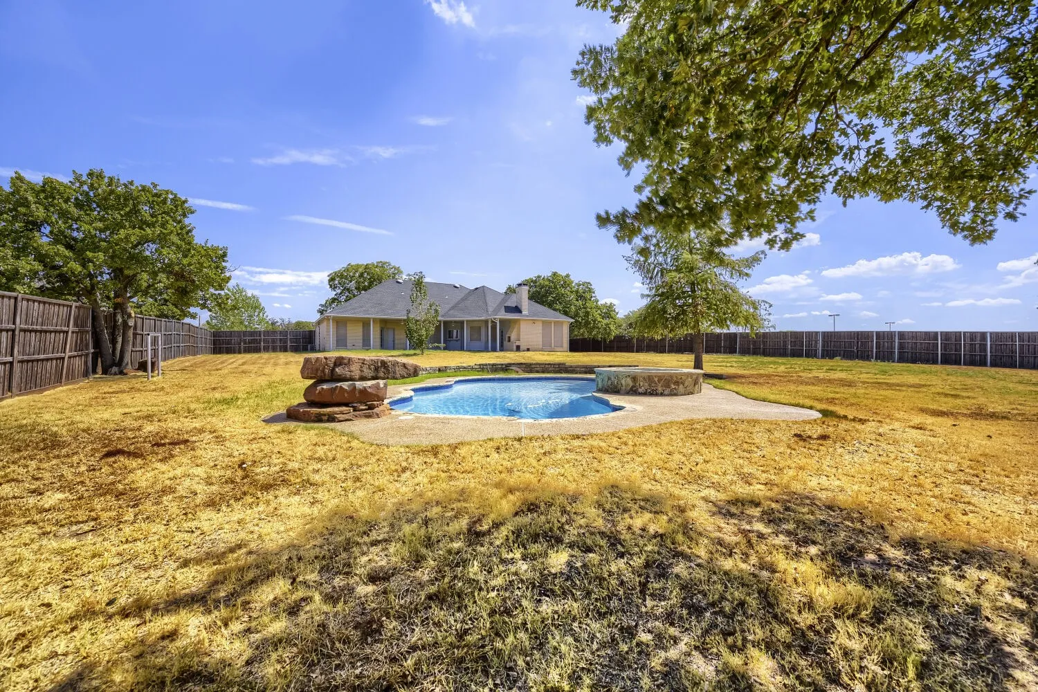 Single Family Residence For Sale in Denton County , 201 N Garza Road, Shady Shores, Texas 76208, 4 Bedroom, 3 Bathroom, 2 Garage spaces, 2,668 Sqft, built in 1995, mls#21390817, Real Estate Agent in Shady Shores, Homes For Sale in Denton county, Homes For Sale in Shady Shores, Realtor in Shady Shores Texas, Real Estate Brokerage Independent Realty Texas, Luminita Cordes Realtor