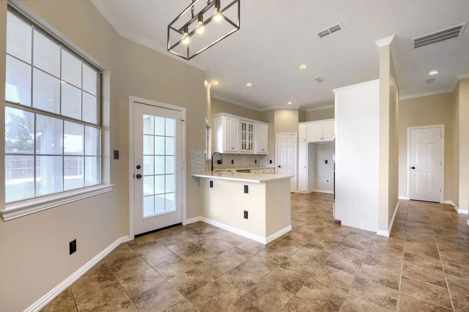 Single Family Residence For Sale in Denton County , 201 N Garza Road, Shady Shores, Texas 76208, 4 Bedroom, 3 Bathroom, 2 Garage spaces, 2,668 Sqft, built in 1995, mls#21390817, Real Estate Agent in Shady Shores, Homes For Sale in Denton county, Homes For Sale in Shady Shores, Realtor in Shady Shores Texas, Real Estate Brokerage Independent Realty Texas, Luminita Cordes Realtor