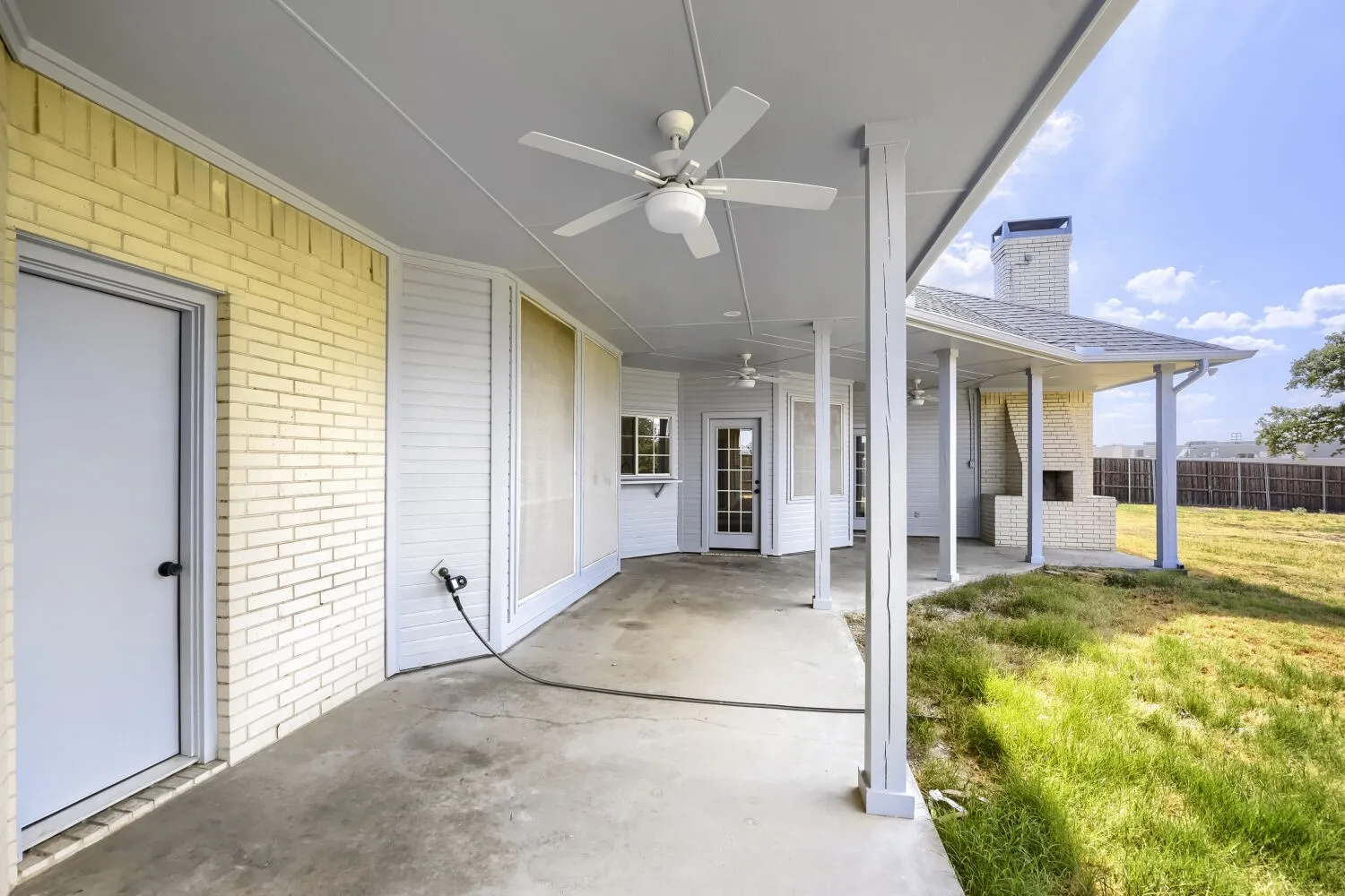 Single Family Residence For Sale in Denton County , 201 N Garza Road, Shady Shores, Texas 76208, 4 Bedroom, 3 Bathroom, 2 Garage spaces, 2,668 Sqft, built in 1995, mls#21390817, Real Estate Agent in Shady Shores, Homes For Sale in Denton county, Homes For Sale in Shady Shores, Realtor in Shady Shores Texas, Real Estate Brokerage Independent Realty Texas, Luminita Cordes Realtor