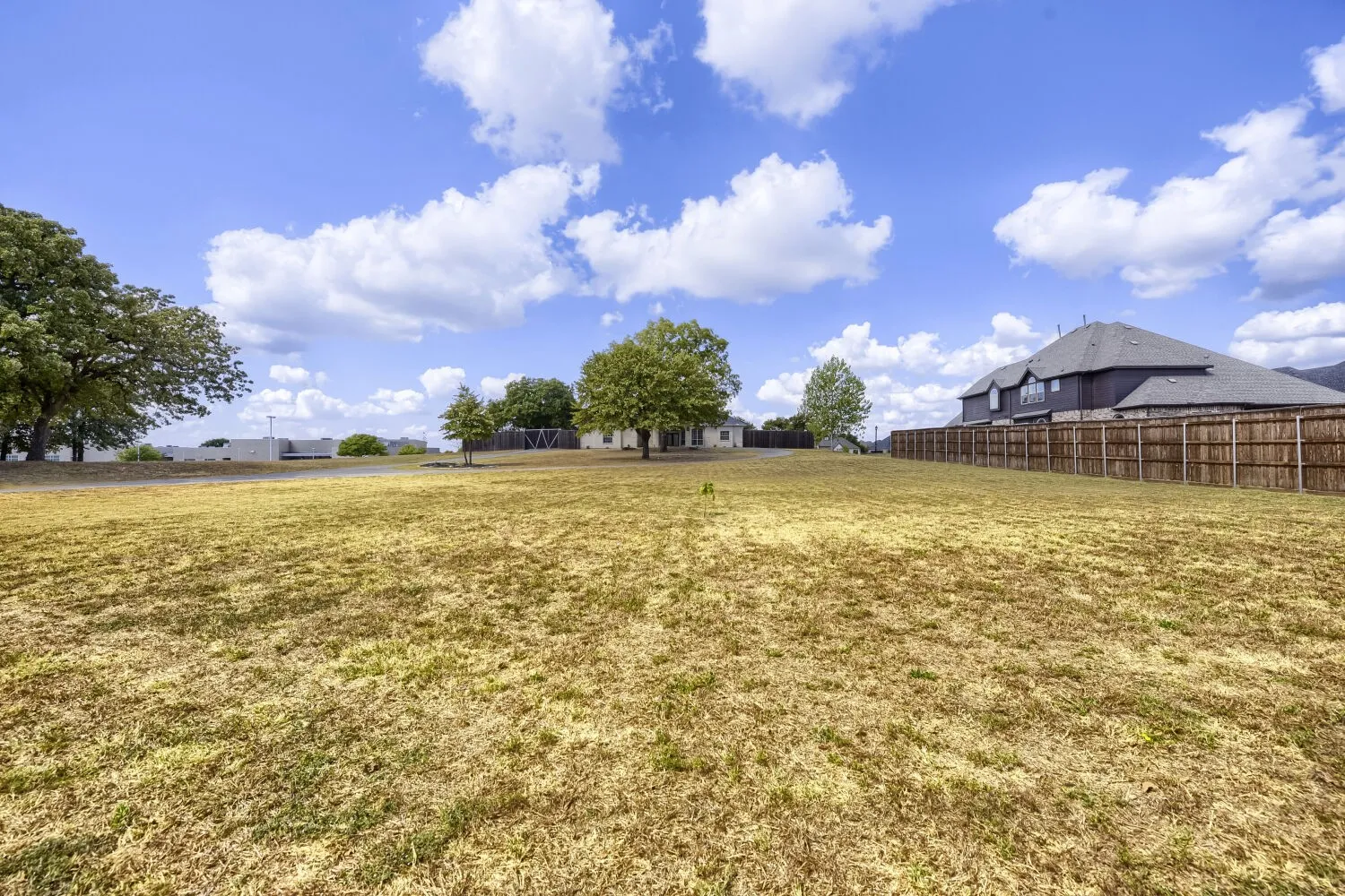 Single Family Residence For Sale in Denton County , 201 N Garza Road, Shady Shores, Texas 76208, 4 Bedroom, 3 Bathroom, 2 Garage spaces, 2,668 Sqft, built in 1995, mls#21390817, Real Estate Agent in Shady Shores, Homes For Sale in Denton county, Homes For Sale in Shady Shores, Realtor in Shady Shores Texas, Real Estate Brokerage Independent Realty Texas, Luminita Cordes Realtor