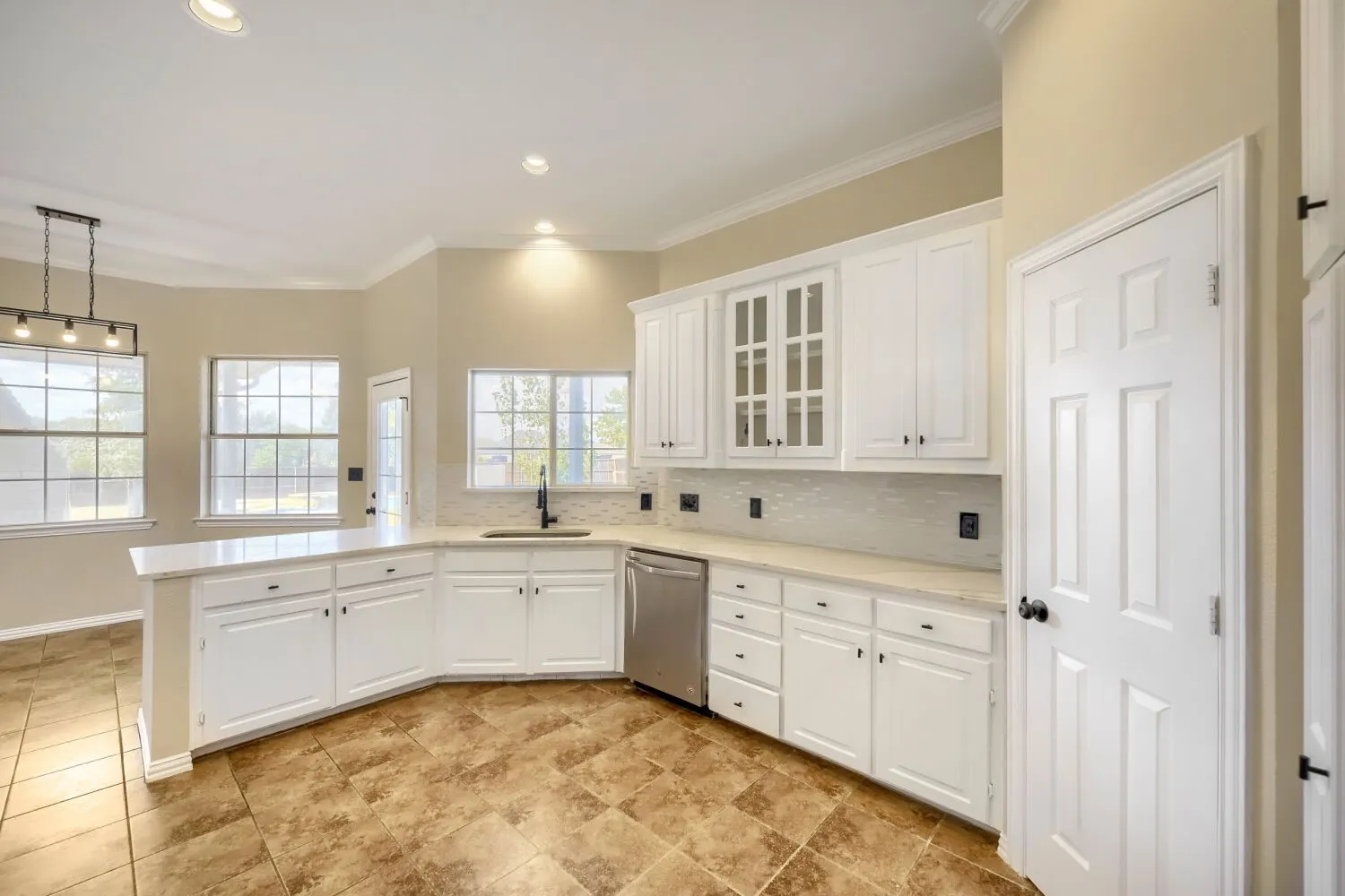 Single Family Residence For Sale in Denton County , 201 N Garza Road, Shady Shores, Texas 76208, 4 Bedroom, 3 Bathroom, 2 Garage spaces, 2,668 Sqft, built in 1995, mls#21390817, Real Estate Agent in Shady Shores, Homes For Sale in Denton county, Homes For Sale in Shady Shores, Realtor in Shady Shores Texas, Real Estate Brokerage Independent Realty Texas, Luminita Cordes Realtor