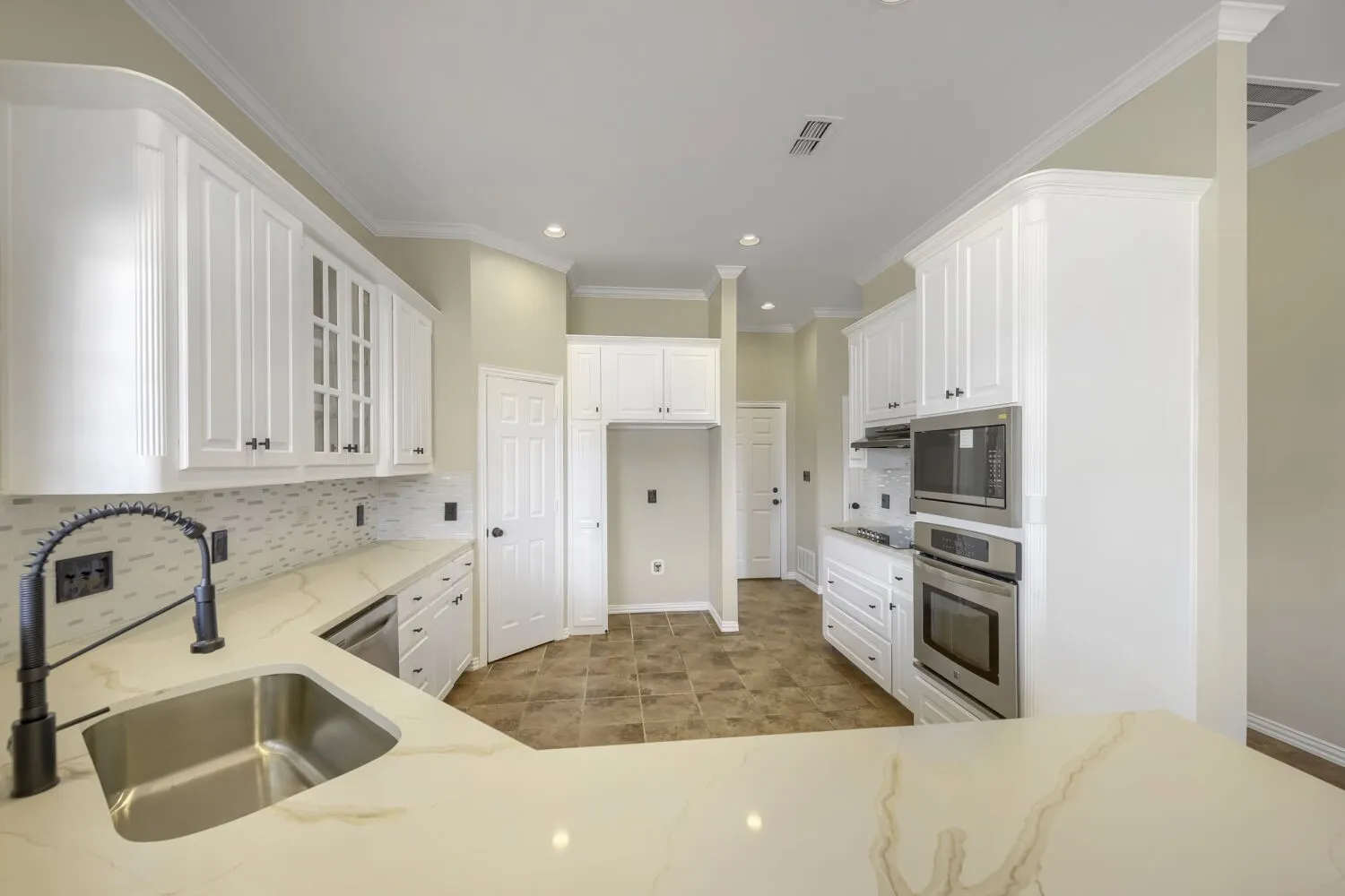 Single Family Residence For Sale in Denton County , 201 N Garza Road, Shady Shores, Texas 76208, 4 Bedroom, 3 Bathroom, 2 Garage spaces, 2,668 Sqft, built in 1995, mls#21390817, Real Estate Agent in Shady Shores, Homes For Sale in Denton county, Homes For Sale in Shady Shores, Realtor in Shady Shores Texas, Real Estate Brokerage Independent Realty Texas, Luminita Cordes Realtor