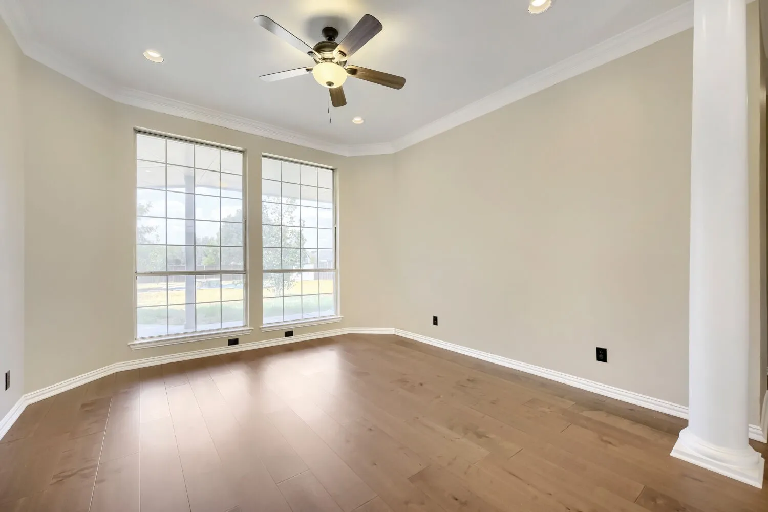 Single Family Residence For Sale in Denton County , 201 N Garza Road, Shady Shores, Texas 76208, 4 Bedroom, 3 Bathroom, 2 Garage spaces, 2,668 Sqft, built in 1995, mls#21390817, Real Estate Agent in Shady Shores, Homes For Sale in Denton county, Homes For Sale in Shady Shores, Realtor in Shady Shores Texas, Real Estate Brokerage Independent Realty Texas, Luminita Cordes Realtor