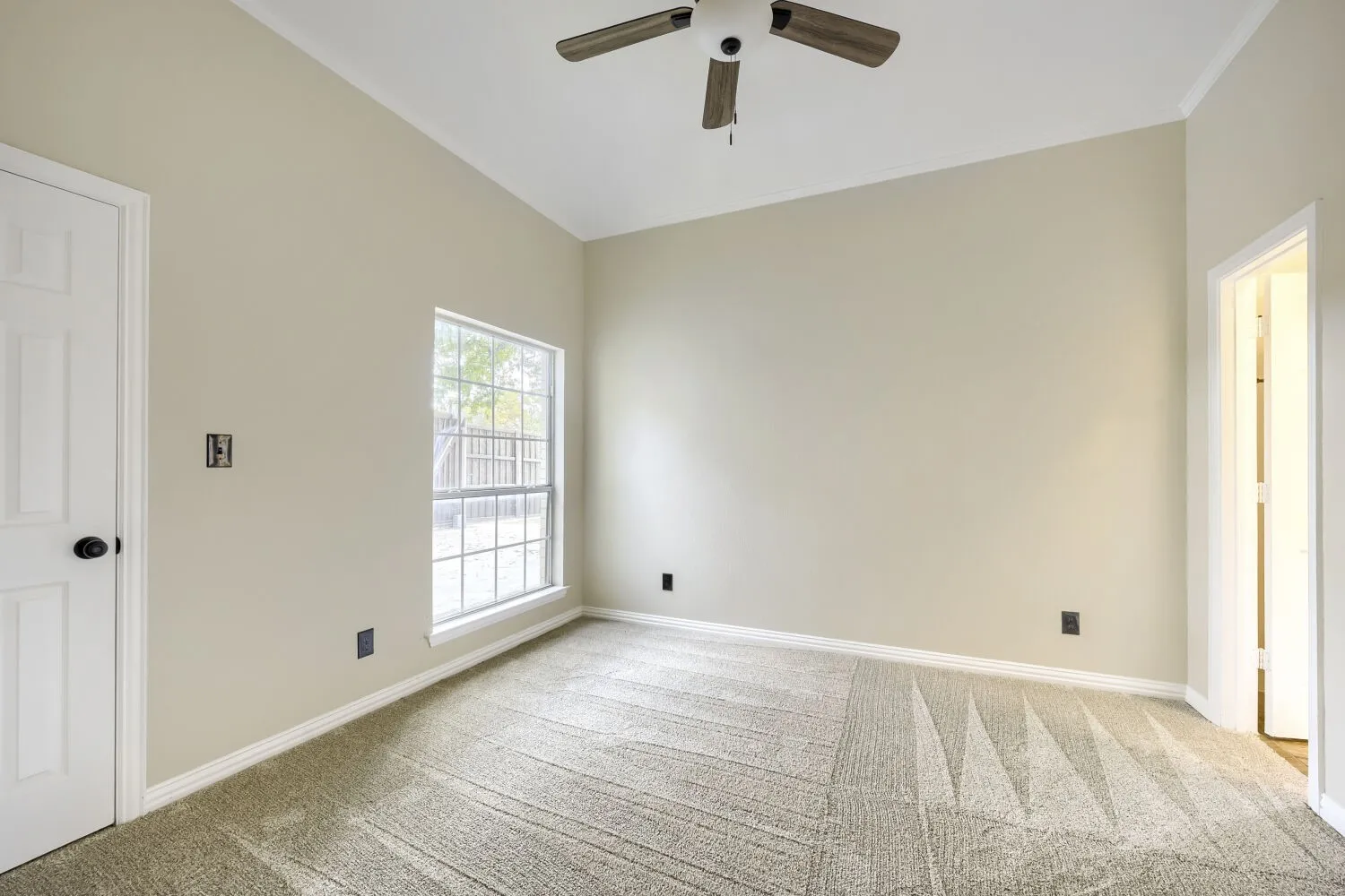 Single Family Residence For Sale in Denton County , 201 N Garza Road, Shady Shores, Texas 76208, 4 Bedroom, 3 Bathroom, 2 Garage spaces, 2,668 Sqft, built in 1995, mls#21390817, Real Estate Agent in Shady Shores, Homes For Sale in Denton county, Homes For Sale in Shady Shores, Realtor in Shady Shores Texas, Real Estate Brokerage Independent Realty Texas, Luminita Cordes Realtor