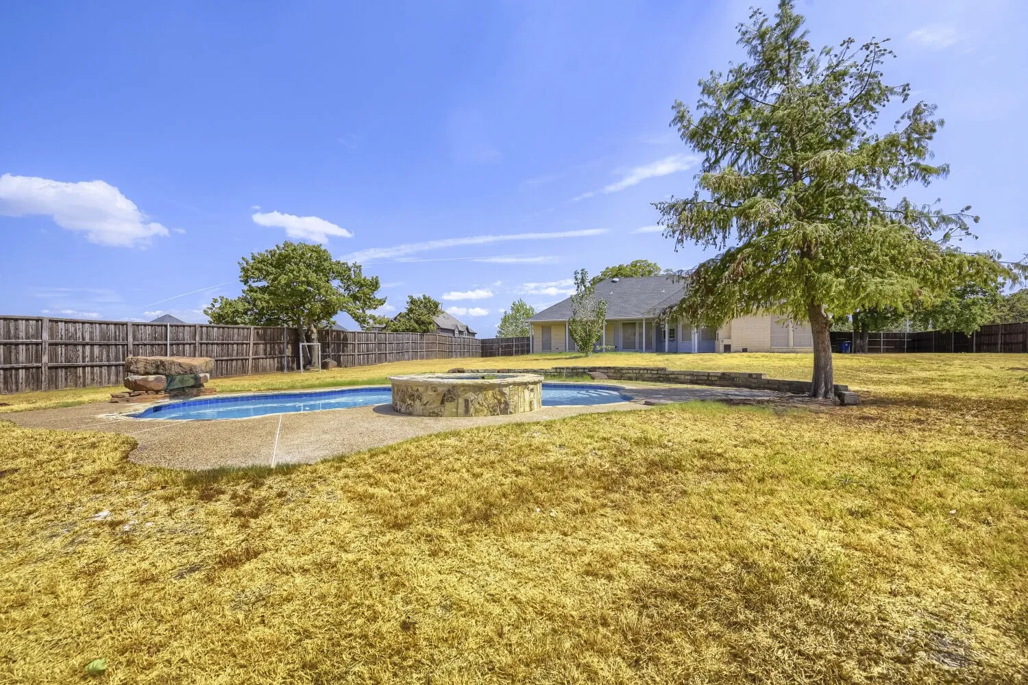 Single Family Residence For Sale in Denton County , 201 N Garza Road, Shady Shores, Texas 76208, 4 Bedroom, 3 Bathroom, 2 Garage spaces, 2,668 Sqft, built in 1995, mls#21390817, Real Estate Agent in Shady Shores, Homes For Sale in Denton county, Homes For Sale in Shady Shores, Realtor in Shady Shores Texas, Real Estate Brokerage Independent Realty Texas, Luminita Cordes Realtor