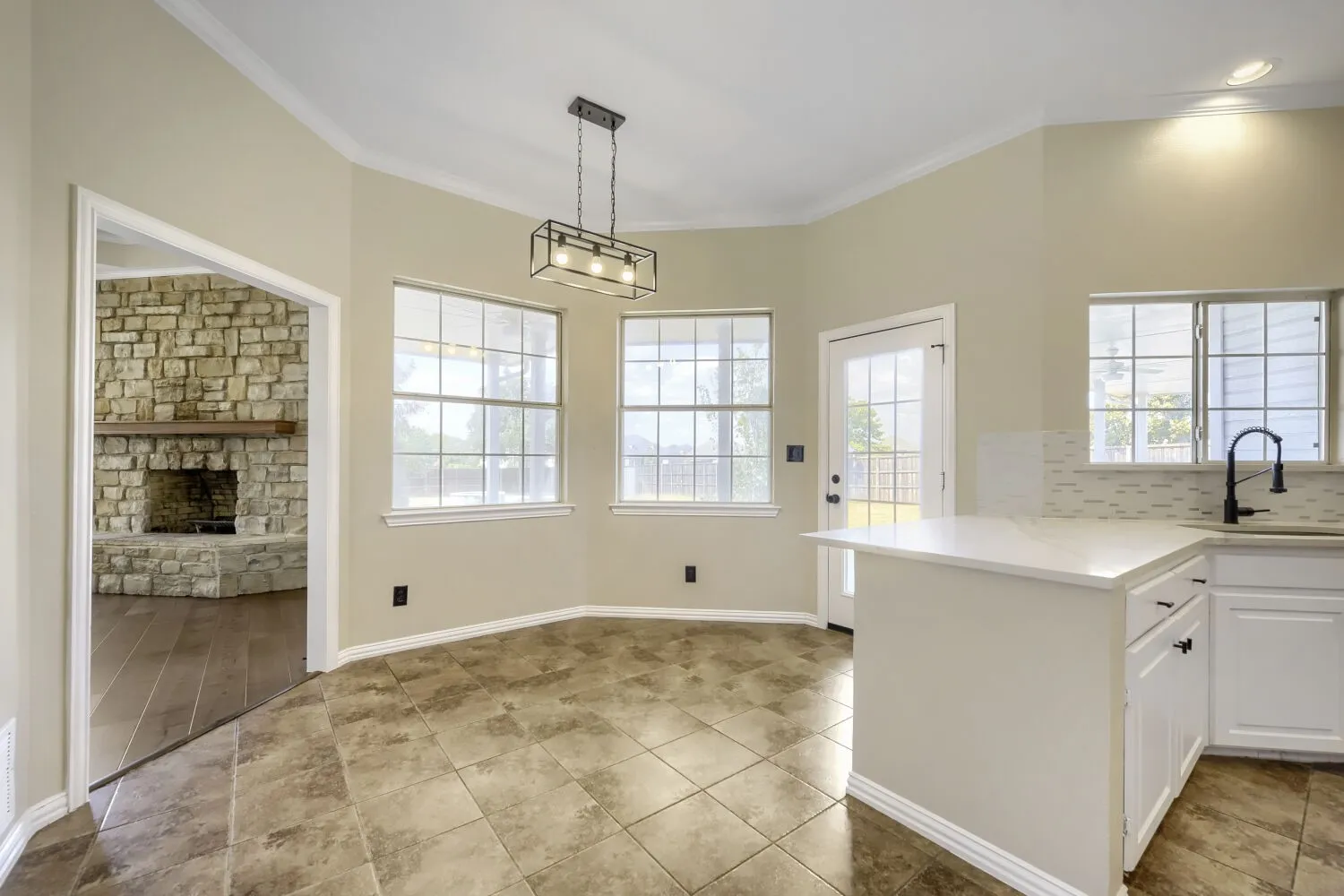 Single Family Residence For Sale in Denton County , 201 N Garza Road, Shady Shores, Texas 76208, 4 Bedroom, 3 Bathroom, 2 Garage spaces, 2,668 Sqft, built in 1995, mls#21390817, Real Estate Agent in Shady Shores, Homes For Sale in Denton county, Homes For Sale in Shady Shores, Realtor in Shady Shores Texas, Real Estate Brokerage Independent Realty Texas, Luminita Cordes Realtor