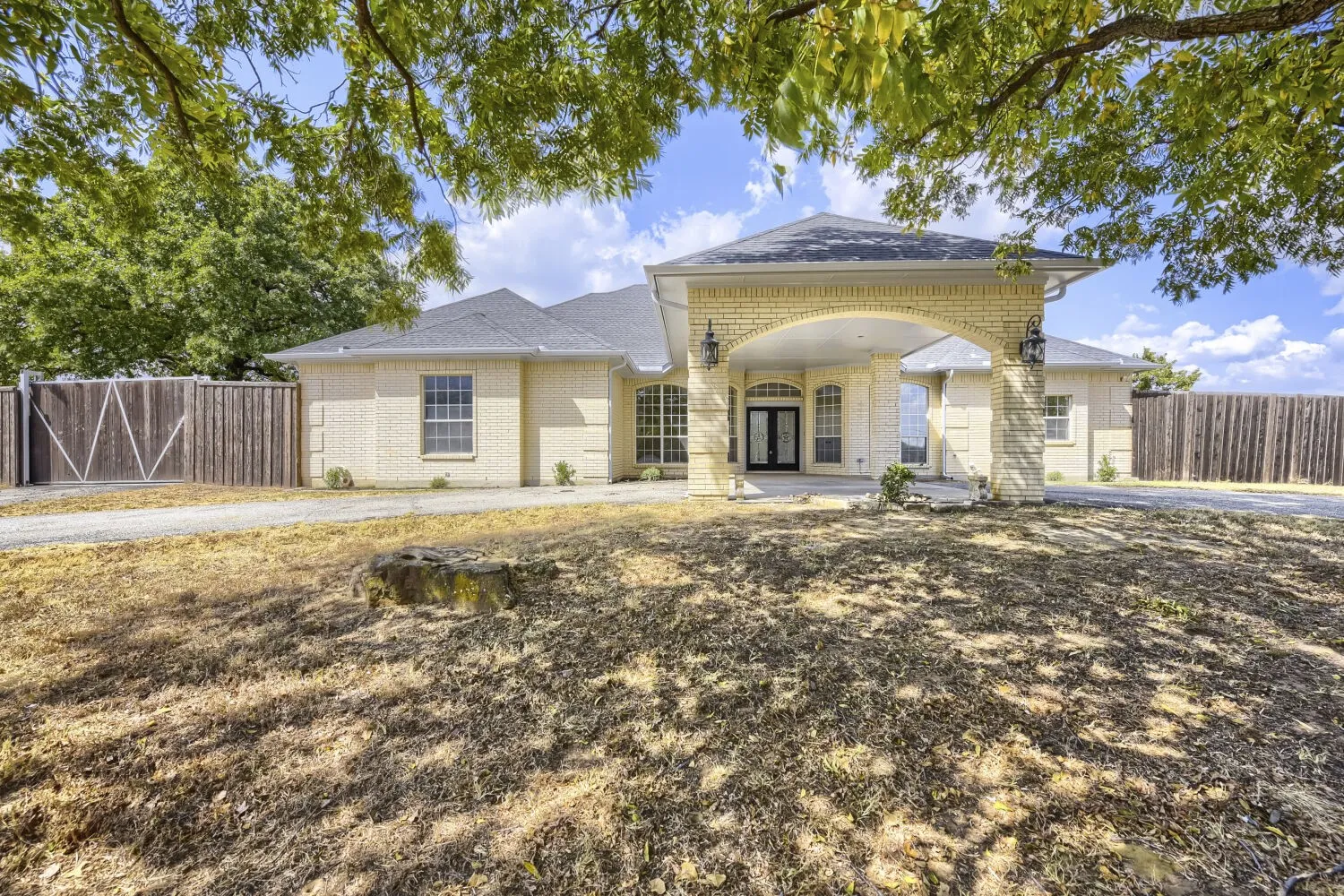 Single Family Residence For Sale in Denton County , 201 N Garza Road, Shady Shores, Texas 76208, 4 Bedroom, 3 Bathroom, 2 Garage spaces, 2,668 Sqft, built in 1995, mls#21390817, Real Estate Agent in Shady Shores, Homes For Sale in Denton county, Homes For Sale in Shady Shores, Realtor in Shady Shores Texas, Real Estate Brokerage Independent Realty Texas, Luminita Cordes Realtor