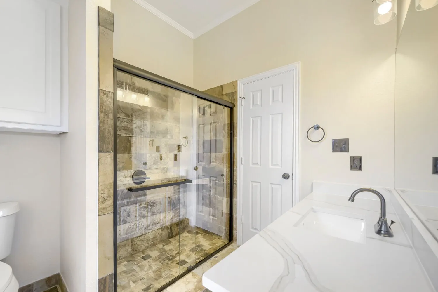 Single Family Residence For Sale in Denton County , 201 N Garza Road, Shady Shores, Texas 76208, 4 Bedroom, 3 Bathroom, 2 Garage spaces, 2,668 Sqft, built in 1995, mls#21390817, Real Estate Agent in Shady Shores, Homes For Sale in Denton county, Homes For Sale in Shady Shores, Realtor in Shady Shores Texas, Real Estate Brokerage Independent Realty Texas, Luminita Cordes Realtor