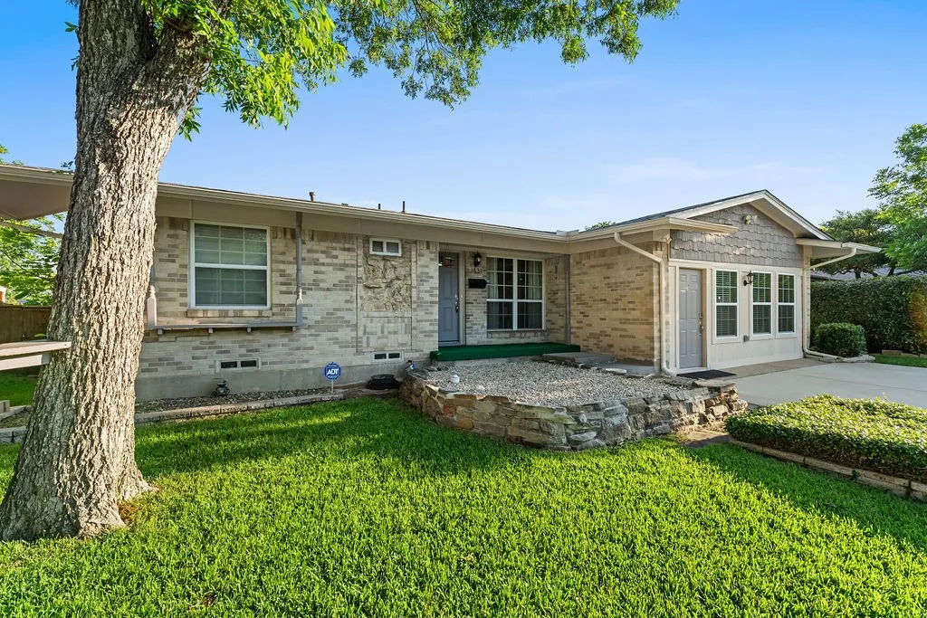 Single Family Residence For Sale in Dallas County , 1830 Pleasant Run Road, Carrollton, Texas 75006, 4 Bedroom, 2 Bathroom, Garage spaces, 1,499 Sqft, built in 1963, mls#21392056, Real Estate Agent in Carrollton, Homes For Sale in Dallas county, Homes For Sale in Carrollton, Realtor in Carrollton Texas, Real Estate Brokerage Independent Realty Texas, Luminita Cordes Realtor