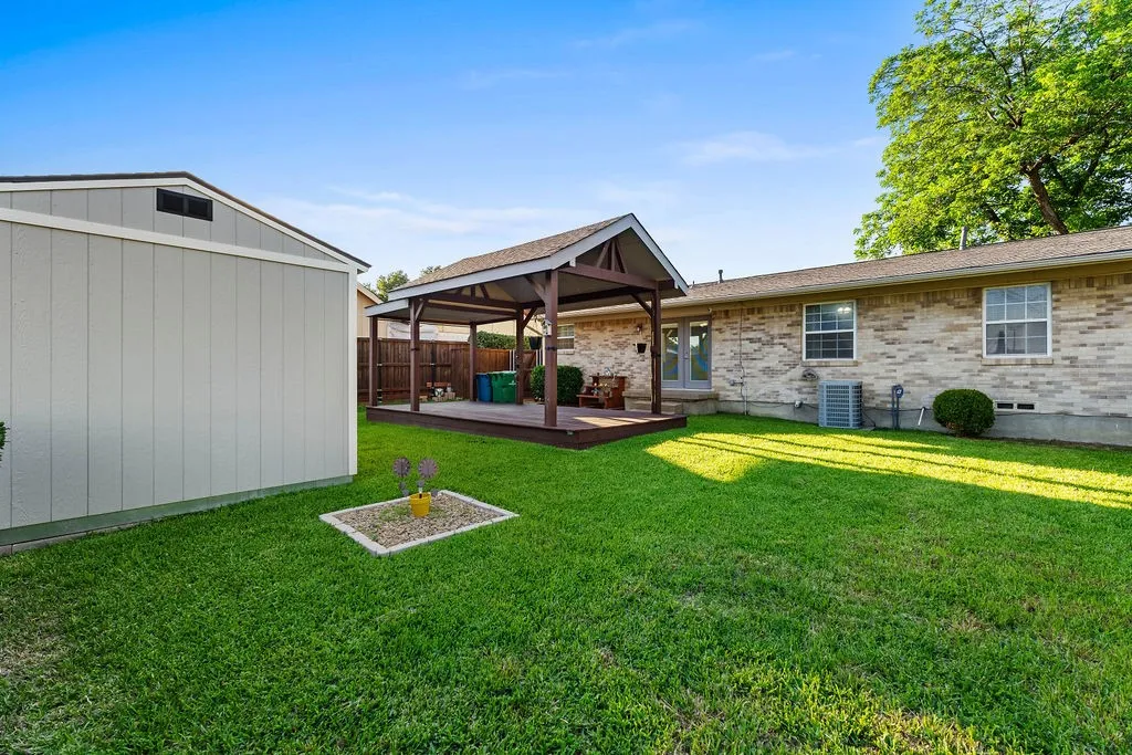 Single Family Residence For Sale in Dallas County , 1830 Pleasant Run Road, Carrollton, Texas 75006, 4 Bedroom, 2 Bathroom, Garage spaces, 1,499 Sqft, built in 1963, mls#21392056, Real Estate Agent in Carrollton, Homes For Sale in Dallas county, Homes For Sale in Carrollton, Realtor in Carrollton Texas, Real Estate Brokerage Independent Realty Texas, Luminita Cordes Realtor