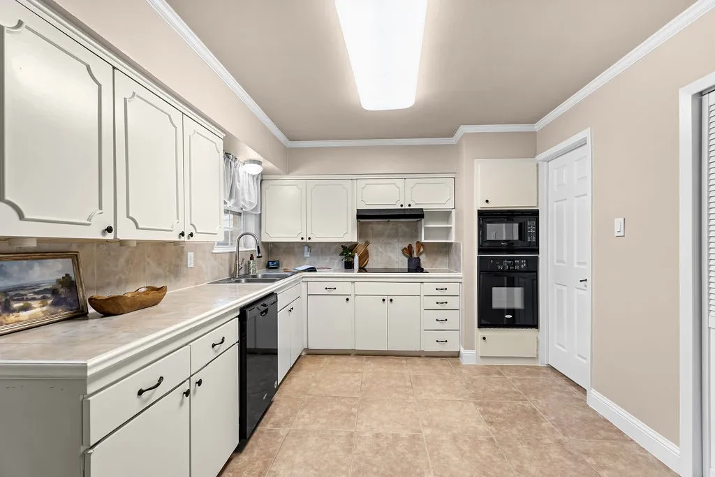 Single Family Residence For Sale in Dallas County , 1830 Pleasant Run Road, Carrollton, Texas 75006, 4 Bedroom, 2 Bathroom, Garage spaces, 1,499 Sqft, built in 1963, mls#21392056, Real Estate Agent in Carrollton, Homes For Sale in Dallas county, Homes For Sale in Carrollton, Realtor in Carrollton Texas, Real Estate Brokerage Independent Realty Texas, Luminita Cordes Realtor