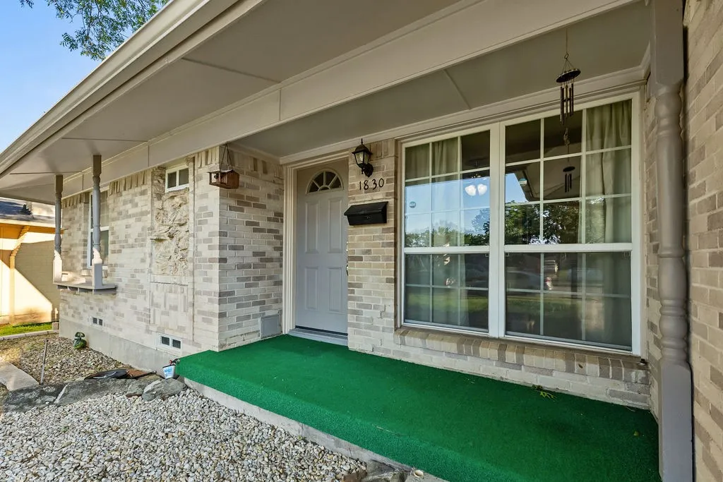 Single Family Residence For Sale in Dallas County , 1830 Pleasant Run Road, Carrollton, Texas 75006, 4 Bedroom, 2 Bathroom, Garage spaces, 1,499 Sqft, built in 1963, mls#21392056, Real Estate Agent in Carrollton, Homes For Sale in Dallas county, Homes For Sale in Carrollton, Realtor in Carrollton Texas, Real Estate Brokerage Independent Realty Texas, Luminita Cordes Realtor