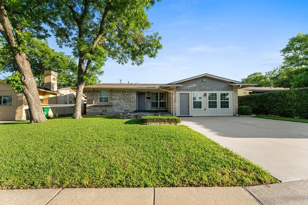 Single Family Residence For Sale in Dallas County , 1830 Pleasant Run Road, Carrollton, Texas 75006, 4 Bedroom, 2 Bathroom, Garage spaces, 1,499 Sqft, built in 1963, mls#21392056, Real Estate Agent in Carrollton, Homes For Sale in Dallas county, Homes For Sale in Carrollton, Realtor in Carrollton Texas, Real Estate Brokerage Independent Realty Texas, Luminita Cordes Realtor