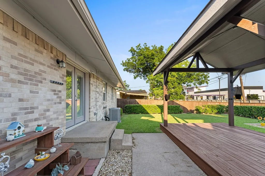 Single Family Residence For Sale in Dallas County , 1830 Pleasant Run Road, Carrollton, Texas 75006, 4 Bedroom, 2 Bathroom, Garage spaces, 1,499 Sqft, built in 1963, mls#21392056, Real Estate Agent in Carrollton, Homes For Sale in Dallas county, Homes For Sale in Carrollton, Realtor in Carrollton Texas, Real Estate Brokerage Independent Realty Texas, Luminita Cordes Realtor