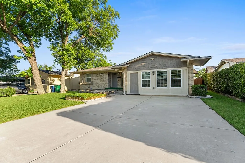 Single Family Residence For Sale in Dallas County , 1830 Pleasant Run Road, Carrollton, Texas 75006, 4 Bedroom, 2 Bathroom, Garage spaces, 1,499 Sqft, built in 1963, mls#21392056, Real Estate Agent in Carrollton, Homes For Sale in Dallas county, Homes For Sale in Carrollton, Realtor in Carrollton Texas, Real Estate Brokerage Independent Realty Texas, Luminita Cordes Realtor