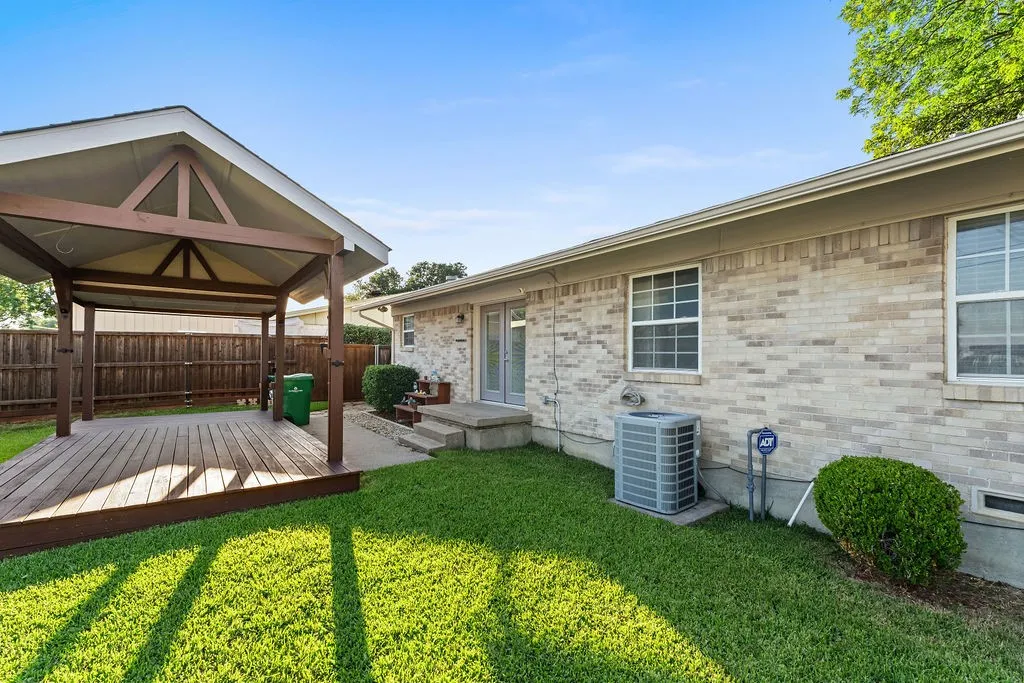 Single Family Residence For Sale in Dallas County , 1830 Pleasant Run Road, Carrollton, Texas 75006, 4 Bedroom, 2 Bathroom, Garage spaces, 1,499 Sqft, built in 1963, mls#21392056, Real Estate Agent in Carrollton, Homes For Sale in Dallas county, Homes For Sale in Carrollton, Realtor in Carrollton Texas, Real Estate Brokerage Independent Realty Texas, Luminita Cordes Realtor