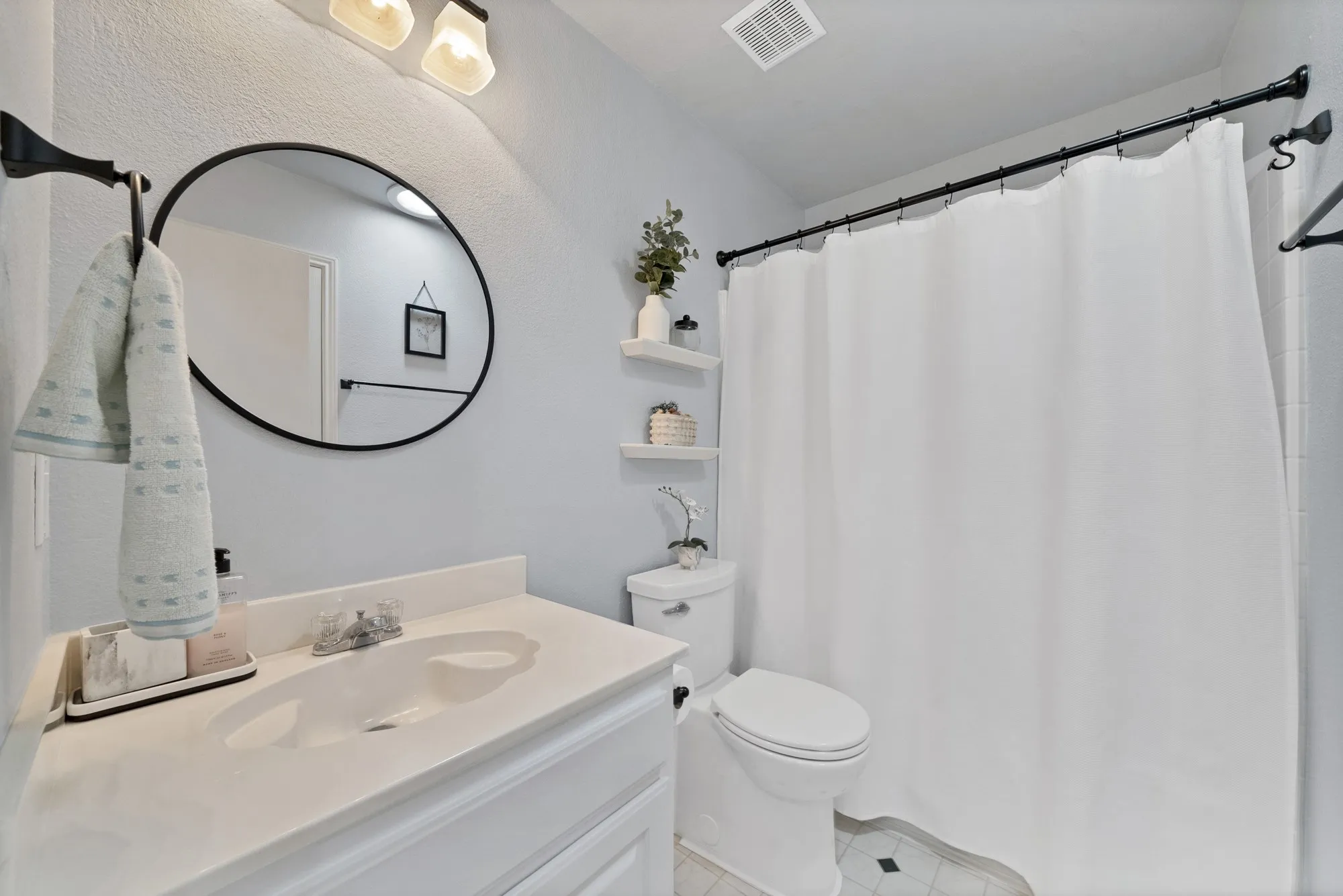 Single Family Residence For Sale in Tarrant County , 109 Goldeneye Lane, Fort Worth, Texas 76120, 4 Bedroom, 2 Bathroom, 2 Garage spaces, 1,970 Sqft, built in 2002, mls#21391700, Real Estate Agent in Fort Worth, Homes For Sale in Tarrant county, Homes For Sale in Fort Worth, Realtor in Fort Worth Texas, Real Estate Brokerage Independent Realty Texas, Luminita Cordes Realtor
