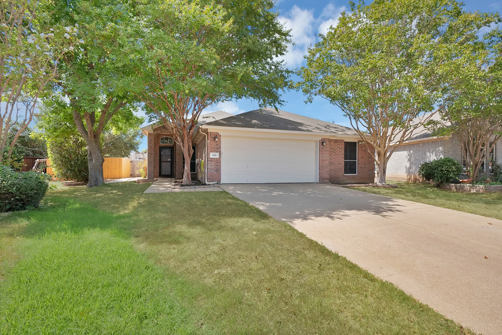 Single Family Residence For Sale in Tarrant County , 109 Goldeneye Lane, Fort Worth, Texas 76120, 4 Bedroom, 2 Bathroom, 2 Garage spaces, 1,970 Sqft, built in 2002, mls#21391700, Real Estate Agent in Fort Worth, Homes For Sale in Tarrant county, Homes For Sale in Fort Worth, Realtor in Fort Worth Texas, Real Estate Brokerage Independent Realty Texas, Luminita Cordes Realtor