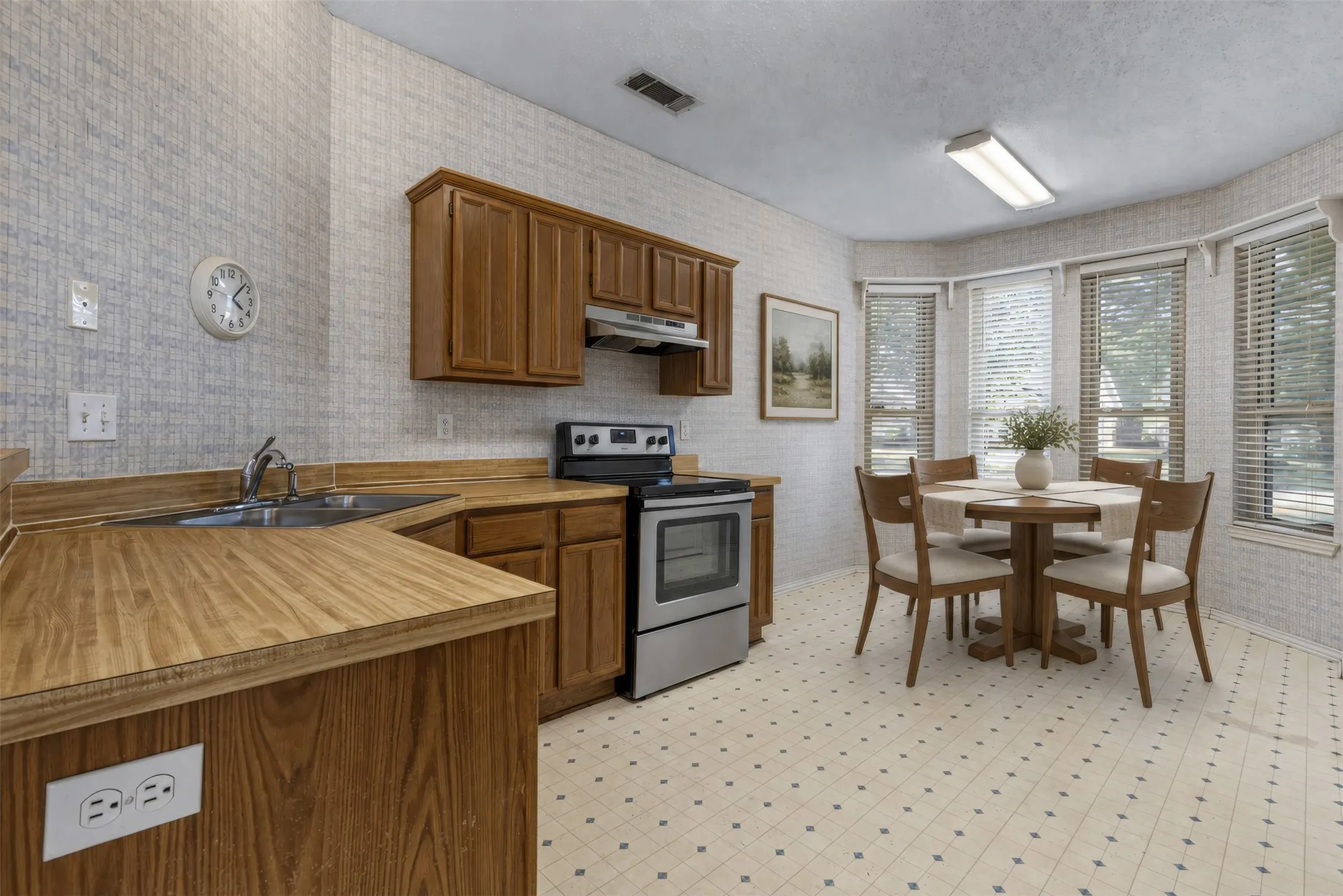 Single Family Residence For Sale in Dallas County , 427 Wheatridge Street, Mesquite, Texas 75150, 3 Bedroom, 2 Bathroom, 2 Garage spaces, 1,541 Sqft, built in 1983, mls#21389137, Real Estate Agent in Mesquite, Homes For Sale in Dallas county, Homes For Sale in Mesquite, Realtor in Mesquite Texas, Real Estate Brokerage Independent Realty Texas, Luminita Cordes Realtor