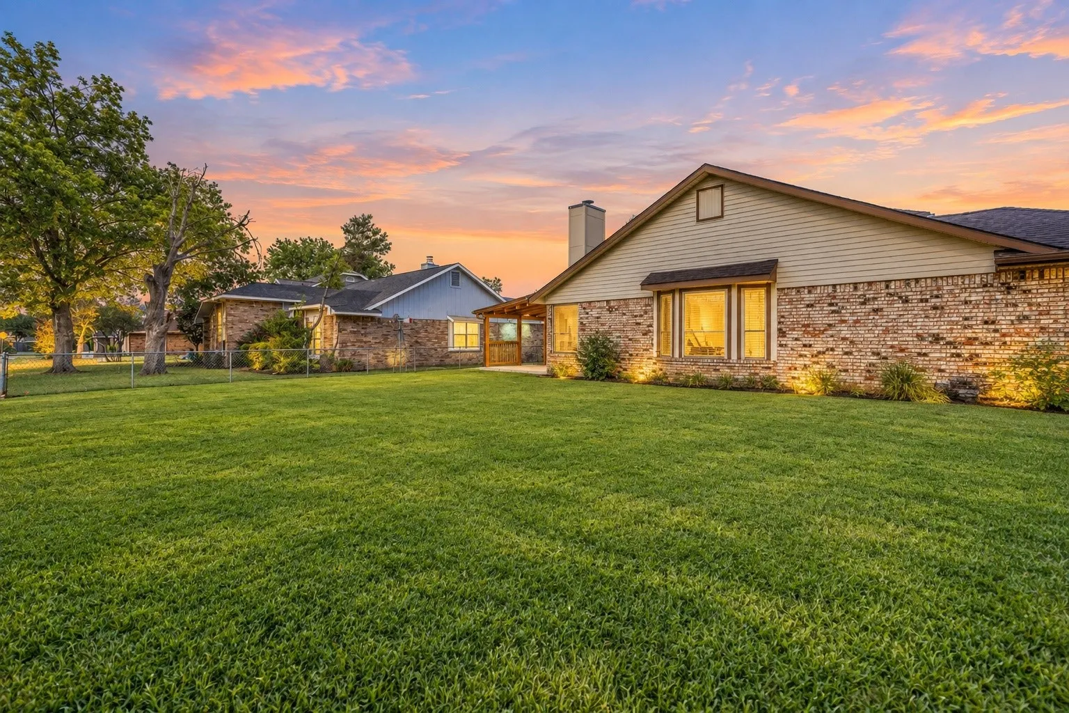 Single Family Residence For Sale in Dallas County , 427 Wheatridge Street, Mesquite, Texas 75150, 3 Bedroom, 2 Bathroom, 2 Garage spaces, 1,541 Sqft, built in 1983, mls#21389137, Real Estate Agent in Mesquite, Homes For Sale in Dallas county, Homes For Sale in Mesquite, Realtor in Mesquite Texas, Real Estate Brokerage Independent Realty Texas, Luminita Cordes Realtor