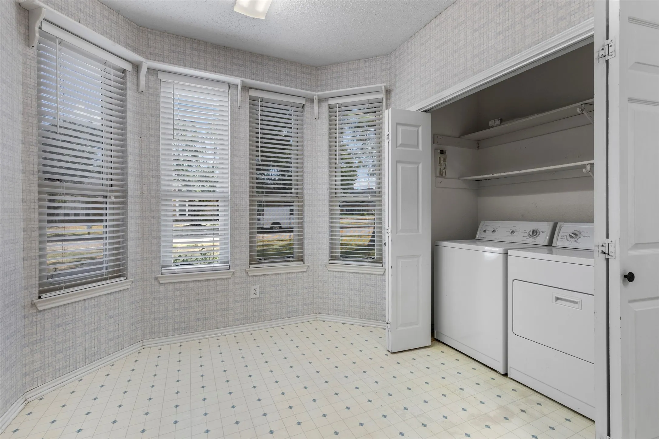 Single Family Residence For Sale in Dallas County , 427 Wheatridge Street, Mesquite, Texas 75150, 3 Bedroom, 2 Bathroom, 2 Garage spaces, 1,541 Sqft, built in 1983, mls#21389137, Real Estate Agent in Mesquite, Homes For Sale in Dallas county, Homes For Sale in Mesquite, Realtor in Mesquite Texas, Real Estate Brokerage Independent Realty Texas, Luminita Cordes Realtor