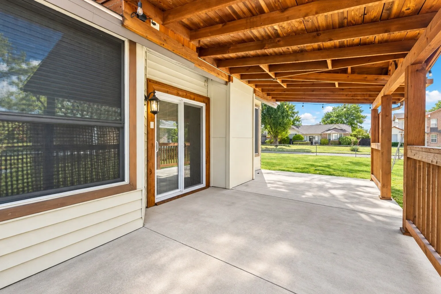 Single Family Residence For Sale in Dallas County , 427 Wheatridge Street, Mesquite, Texas 75150, 3 Bedroom, 2 Bathroom, 2 Garage spaces, 1,541 Sqft, built in 1983, mls#21389137, Real Estate Agent in Mesquite, Homes For Sale in Dallas county, Homes For Sale in Mesquite, Realtor in Mesquite Texas, Real Estate Brokerage Independent Realty Texas, Luminita Cordes Realtor
