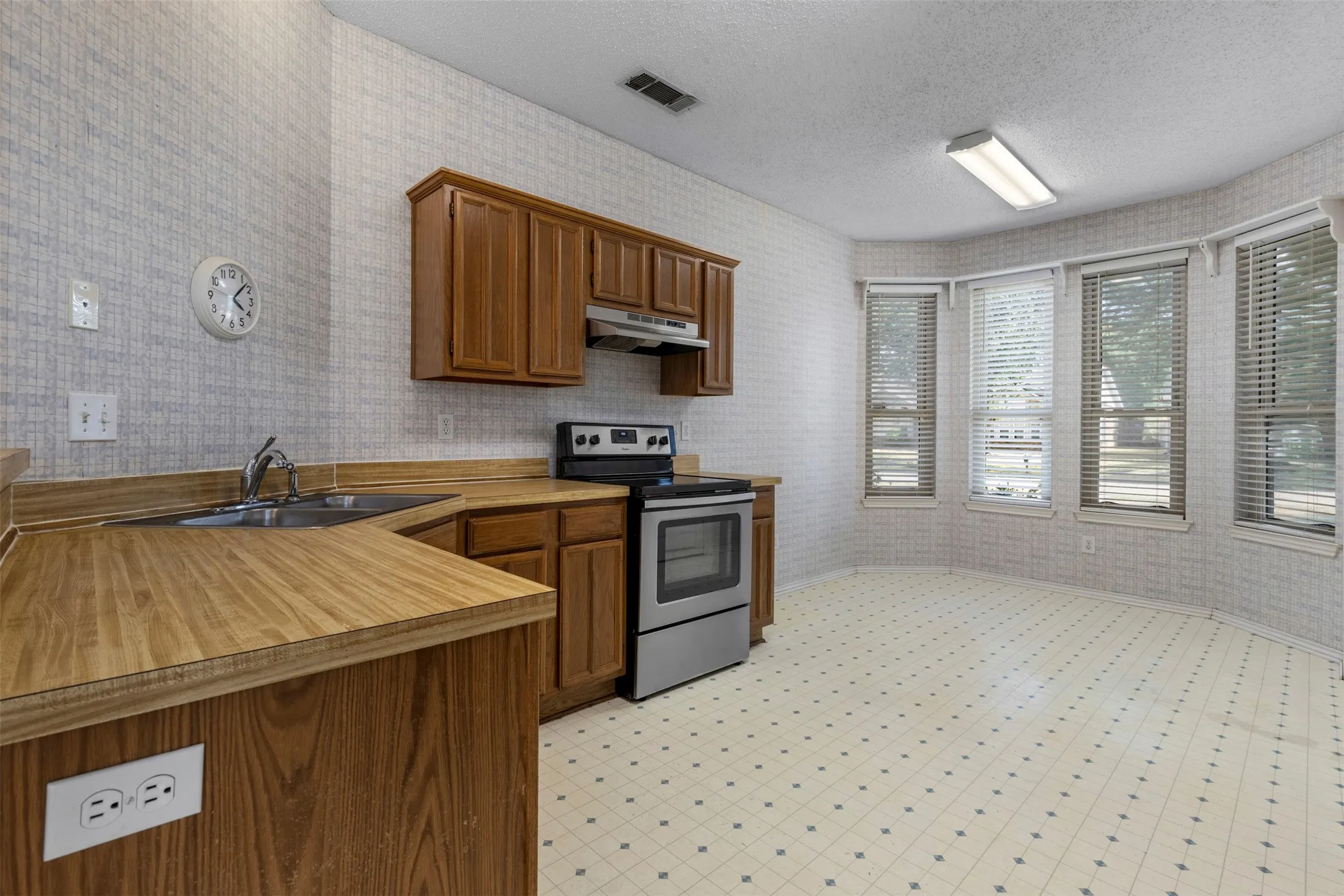 Single Family Residence For Sale in Dallas County , 427 Wheatridge Street, Mesquite, Texas 75150, 3 Bedroom, 2 Bathroom, 2 Garage spaces, 1,541 Sqft, built in 1983, mls#21389137, Real Estate Agent in Mesquite, Homes For Sale in Dallas county, Homes For Sale in Mesquite, Realtor in Mesquite Texas, Real Estate Brokerage Independent Realty Texas, Luminita Cordes Realtor