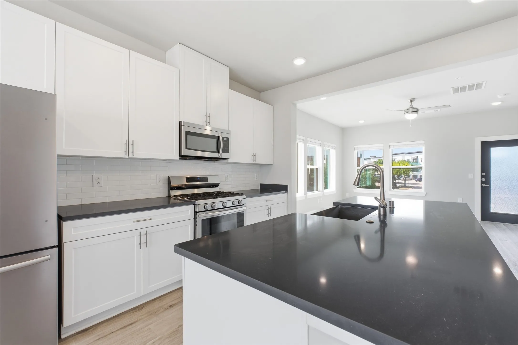 Townhouse For Rent in Collin County , 3365 Wynwood Drive, Plano, Texas 75074, 3 Bedroom, 4 Bathroom, 2 Garage spaces, 1,728 Sqft, built in 2022, mls#21392014, Real Estate Agent in Plano, Homes For Rent in Collin county, Homes For Rent in Plano, Realtor in Plano Texas, Real Estate Brokerage Independent Realty Texas, Luminita Cordes Realtor
