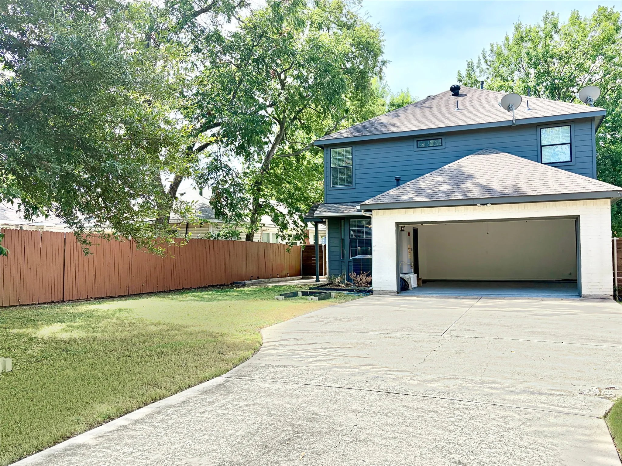 Single Family Residence For Rent in Dallas County , 700 Martinique Avenue, Dallas, Texas 75223, 3 Bedroom, 3 Bathroom, 2 Garage spaces, 1,611 Sqft, built in 2009, mls#21392093, Real Estate Agent in Dallas, Homes For Rent in Dallas county, Homes For Rent in Dallas, Realtor in Dallas Texas, Real Estate Brokerage Independent Realty Texas, Luminita Cordes Realtor
