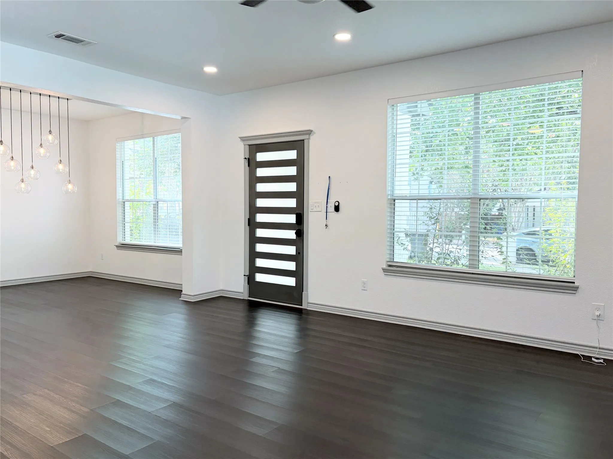 Single Family Residence For Rent in Dallas County , 700 Martinique Avenue, Dallas, Texas 75223, 3 Bedroom, 3 Bathroom, 2 Garage spaces, 1,611 Sqft, built in 2009, mls#21392093, Real Estate Agent in Dallas, Homes For Rent in Dallas county, Homes For Rent in Dallas, Realtor in Dallas Texas, Real Estate Brokerage Independent Realty Texas, Luminita Cordes Realtor