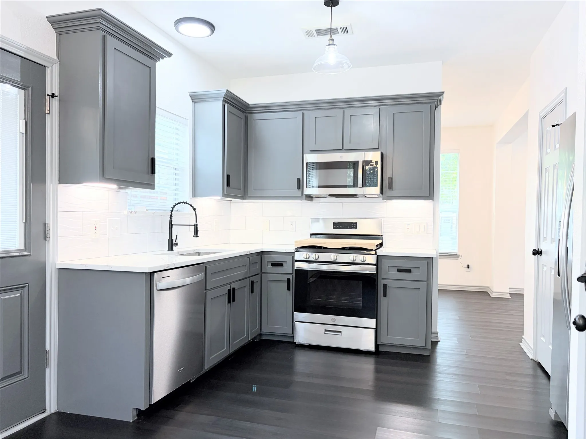 Single Family Residence For Rent in Dallas County , 700 Martinique Avenue, Dallas, Texas 75223, 3 Bedroom, 3 Bathroom, 2 Garage spaces, 1,611 Sqft, built in 2009, mls#21392093, Real Estate Agent in Dallas, Homes For Rent in Dallas county, Homes For Rent in Dallas, Realtor in Dallas Texas, Real Estate Brokerage Independent Realty Texas, Luminita Cordes Realtor
