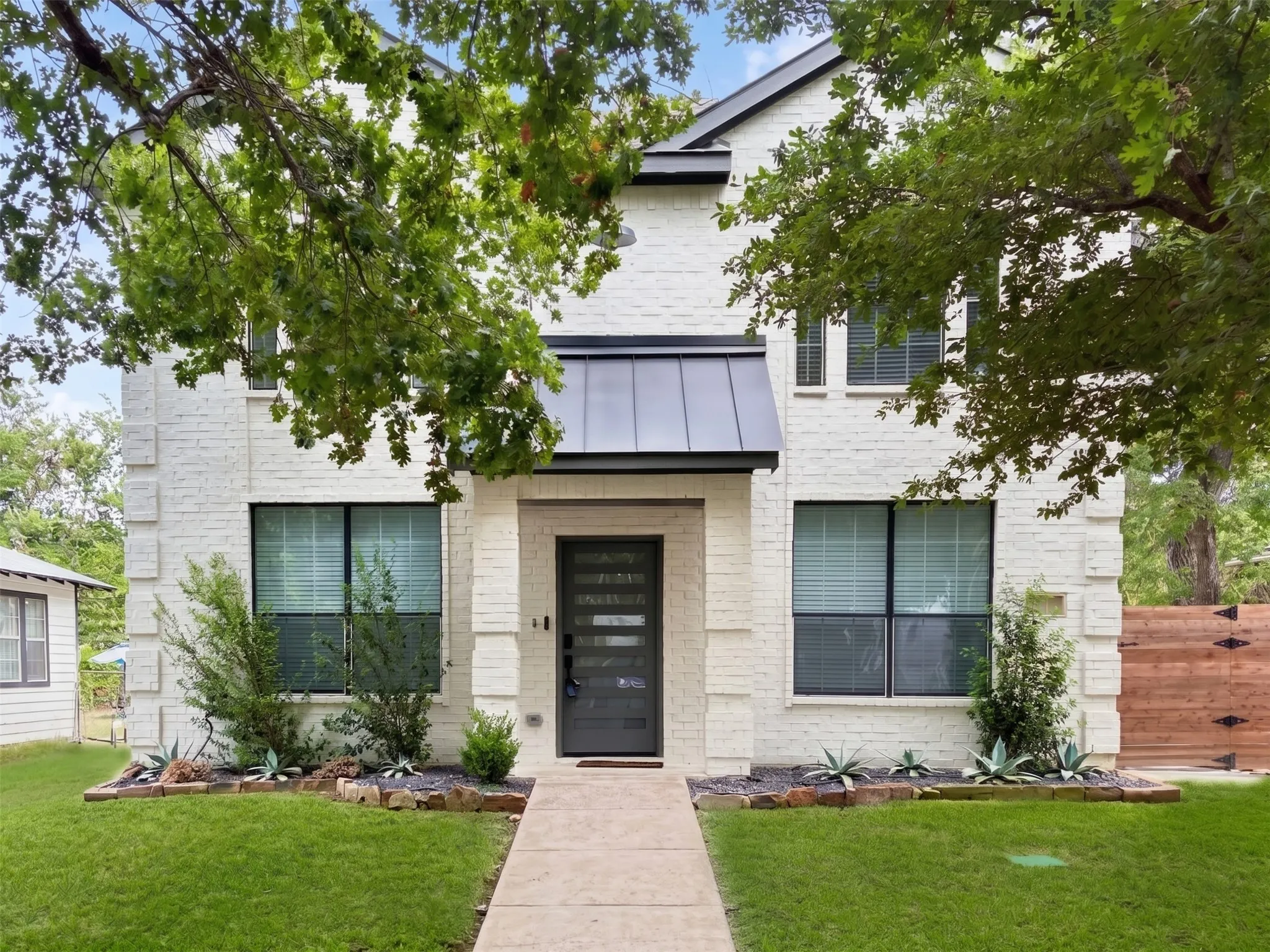 Single Family Residence For Rent in Dallas County , 700 Martinique Avenue, Dallas, Texas 75223, 3 Bedroom, 3 Bathroom, 2 Garage spaces, 1,611 Sqft, built in 2009, mls#21392093, Real Estate Agent in Dallas, Homes For Rent in Dallas county, Homes For Rent in Dallas, Realtor in Dallas Texas, Real Estate Brokerage Independent Realty Texas, Luminita Cordes Realtor