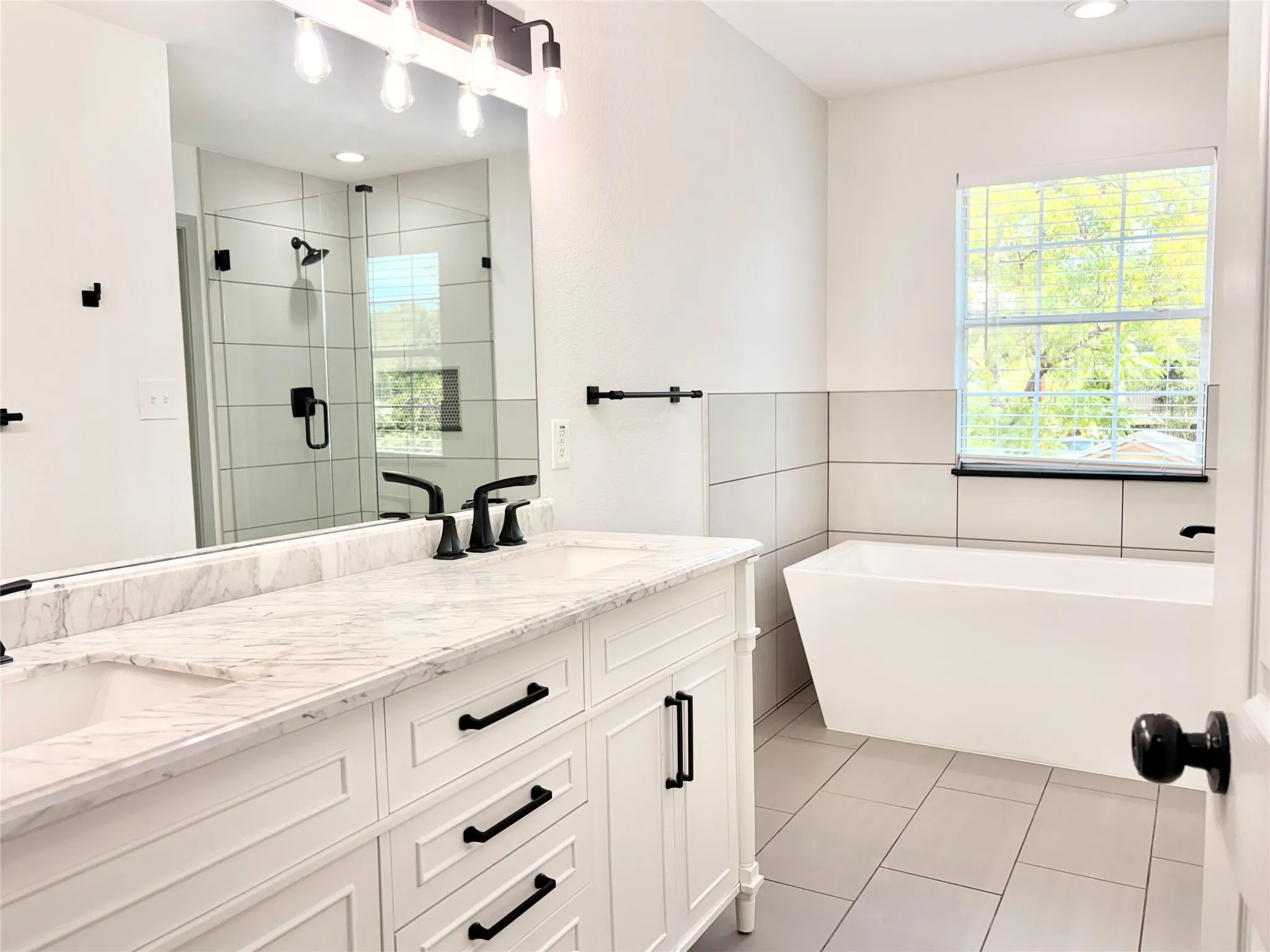 Single Family Residence For Rent in Dallas County , 700 Martinique Avenue, Dallas, Texas 75223, 3 Bedroom, 3 Bathroom, 2 Garage spaces, 1,611 Sqft, built in 2009, mls#21392093, Real Estate Agent in Dallas, Homes For Rent in Dallas county, Homes For Rent in Dallas, Realtor in Dallas Texas, Real Estate Brokerage Independent Realty Texas, Luminita Cordes Realtor