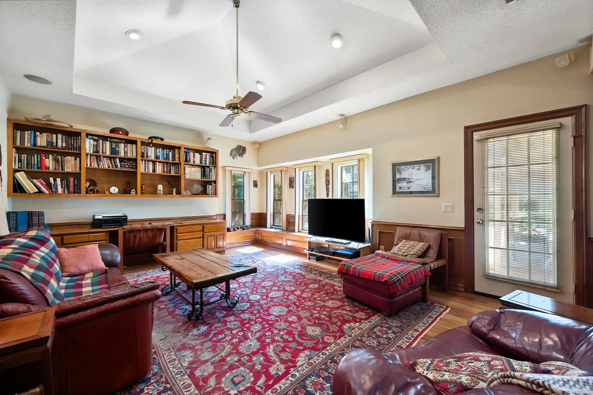Single Family Residence For Sale in Tarrant County , 4007 Lake Powell Drive, Arlington, Texas 76016, 5 Bedroom, 5 Bathroom, 3 Garage spaces, 3,621 Sqft, built in 1984, mls#21389893, Real Estate Agent in Arlington, Homes For Sale in Tarrant county, Homes For Sale in Arlington, Realtor in Arlington Texas, Real Estate Brokerage Independent Realty Texas, Luminita Cordes Realtor