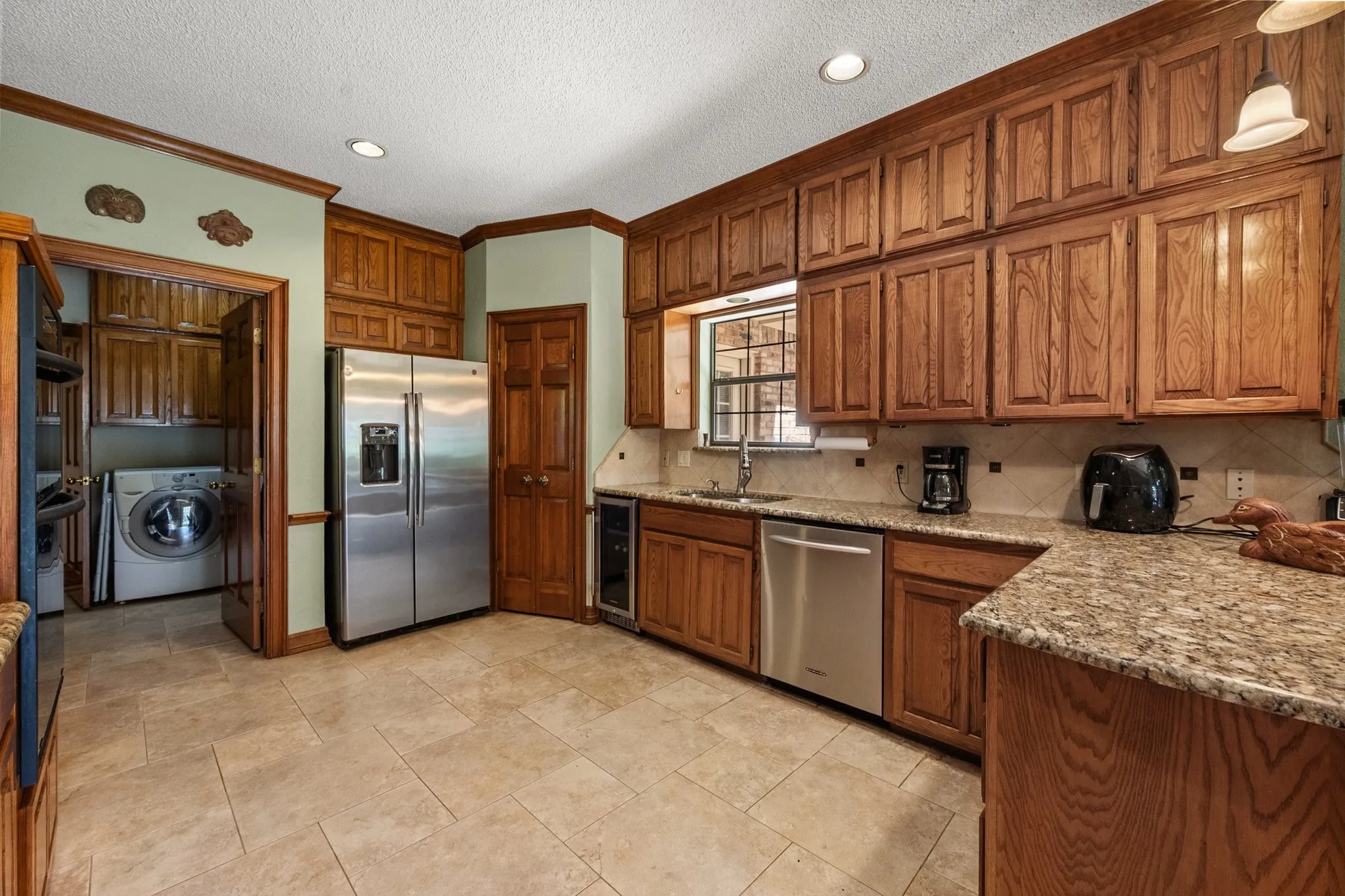 Single Family Residence For Sale in Tarrant County , 4007 Lake Powell Drive, Arlington, Texas 76016, 5 Bedroom, 5 Bathroom, 3 Garage spaces, 3,621 Sqft, built in 1984, mls#21389893, Real Estate Agent in Arlington, Homes For Sale in Tarrant county, Homes For Sale in Arlington, Realtor in Arlington Texas, Real Estate Brokerage Independent Realty Texas, Luminita Cordes Realtor
