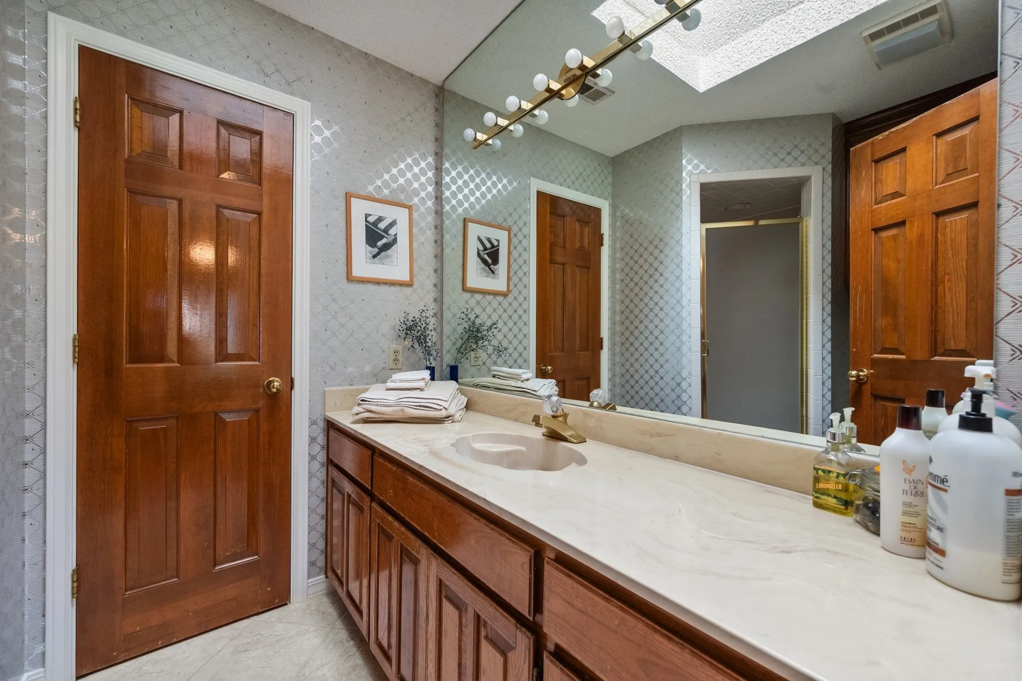 Single Family Residence For Sale in Tarrant County , 4007 Lake Powell Drive, Arlington, Texas 76016, 5 Bedroom, 5 Bathroom, 3 Garage spaces, 3,621 Sqft, built in 1984, mls#21389893, Real Estate Agent in Arlington, Homes For Sale in Tarrant county, Homes For Sale in Arlington, Realtor in Arlington Texas, Real Estate Brokerage Independent Realty Texas, Luminita Cordes Realtor