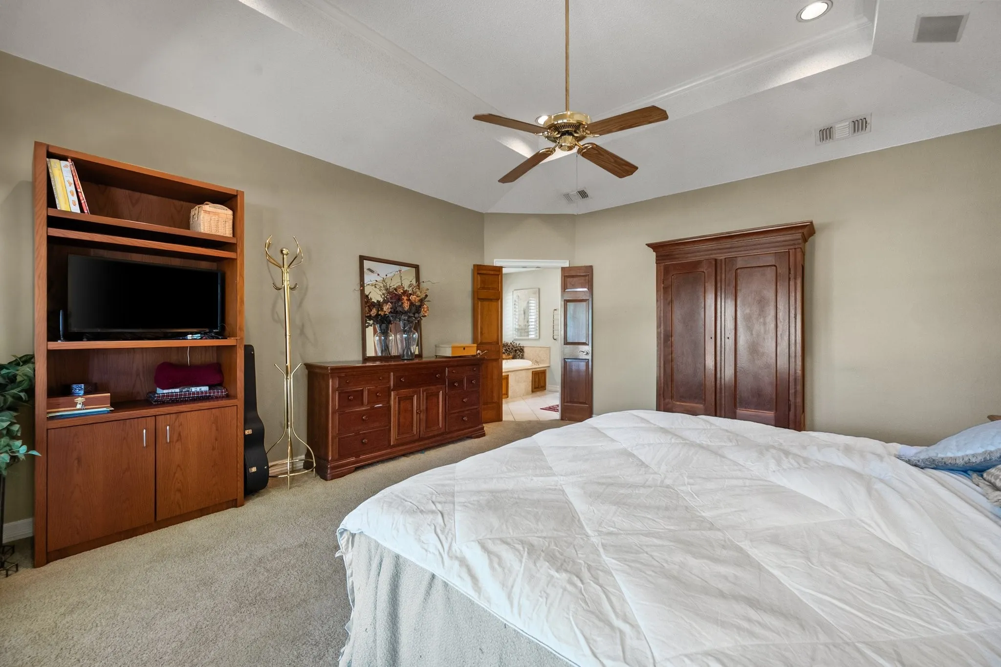 Single Family Residence For Sale in Tarrant County , 4007 Lake Powell Drive, Arlington, Texas 76016, 5 Bedroom, 5 Bathroom, 3 Garage spaces, 3,621 Sqft, built in 1984, mls#21389893, Real Estate Agent in Arlington, Homes For Sale in Tarrant county, Homes For Sale in Arlington, Realtor in Arlington Texas, Real Estate Brokerage Independent Realty Texas, Luminita Cordes Realtor