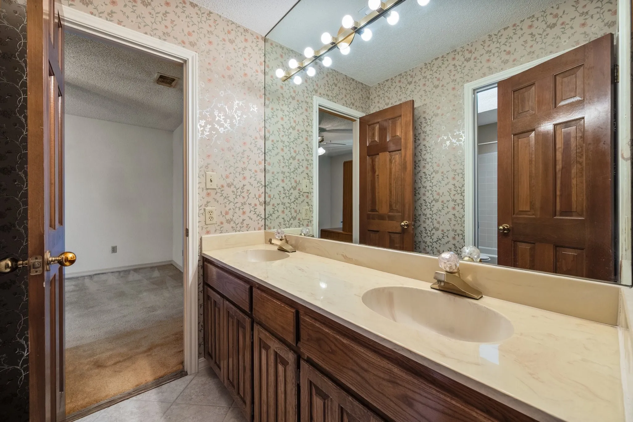 Single Family Residence For Sale in Tarrant County , 4007 Lake Powell Drive, Arlington, Texas 76016, 5 Bedroom, 5 Bathroom, 3 Garage spaces, 3,621 Sqft, built in 1984, mls#21389893, Real Estate Agent in Arlington, Homes For Sale in Tarrant county, Homes For Sale in Arlington, Realtor in Arlington Texas, Real Estate Brokerage Independent Realty Texas, Luminita Cordes Realtor