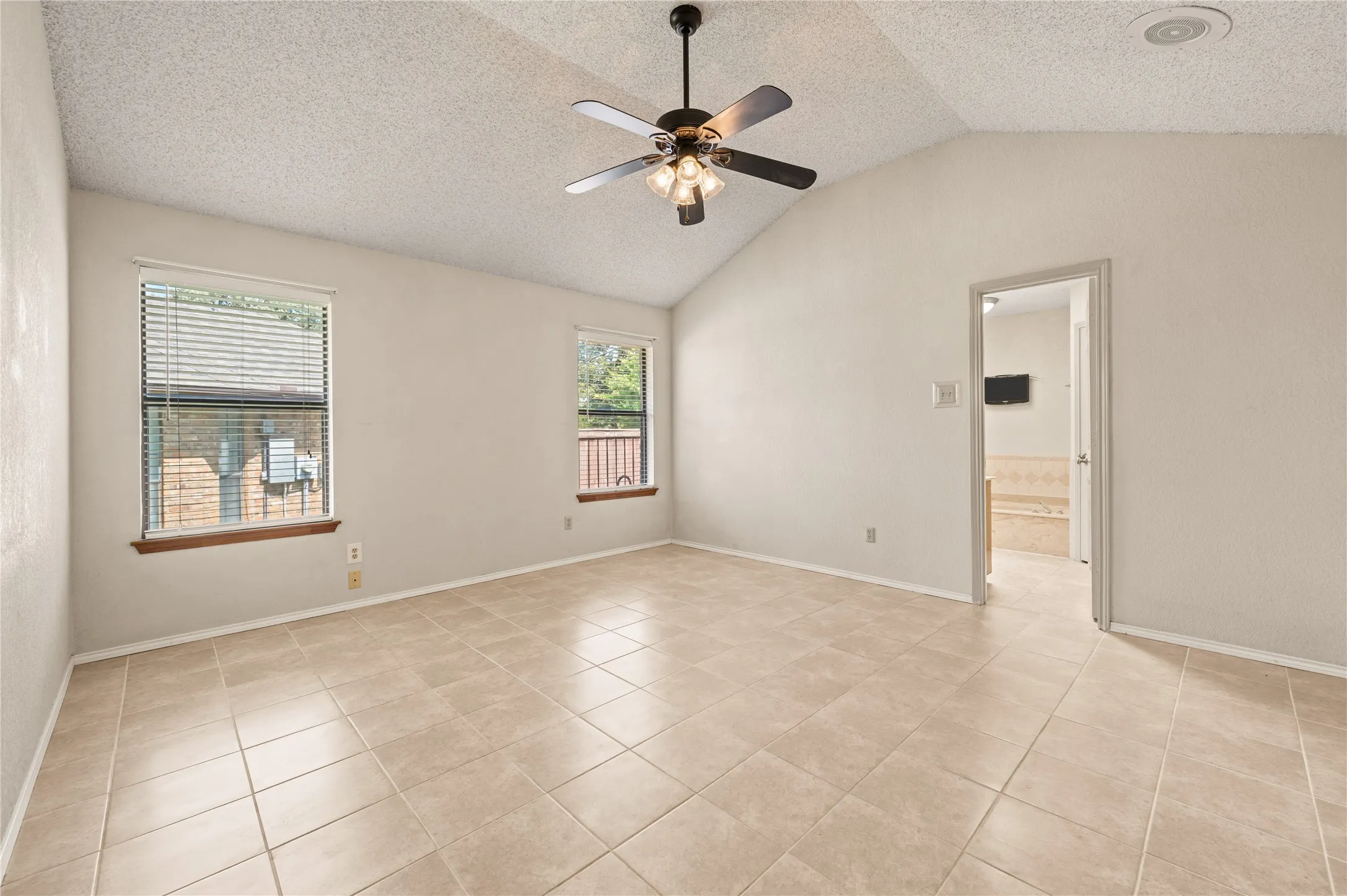 Single Family Residence For Sale in Tarrant County , 5433 Dana Point Drive, Arlington, Texas 76017, 3 Bedroom, 2 Bathroom, 2 Garage spaces, 1,779 Sqft, built in 1984, mls#21389496, Real Estate Agent in Arlington, Homes For Sale in Tarrant county, Homes For Sale in Arlington, Realtor in Arlington Texas, Real Estate Brokerage Independent Realty Texas, Luminita Cordes Realtor