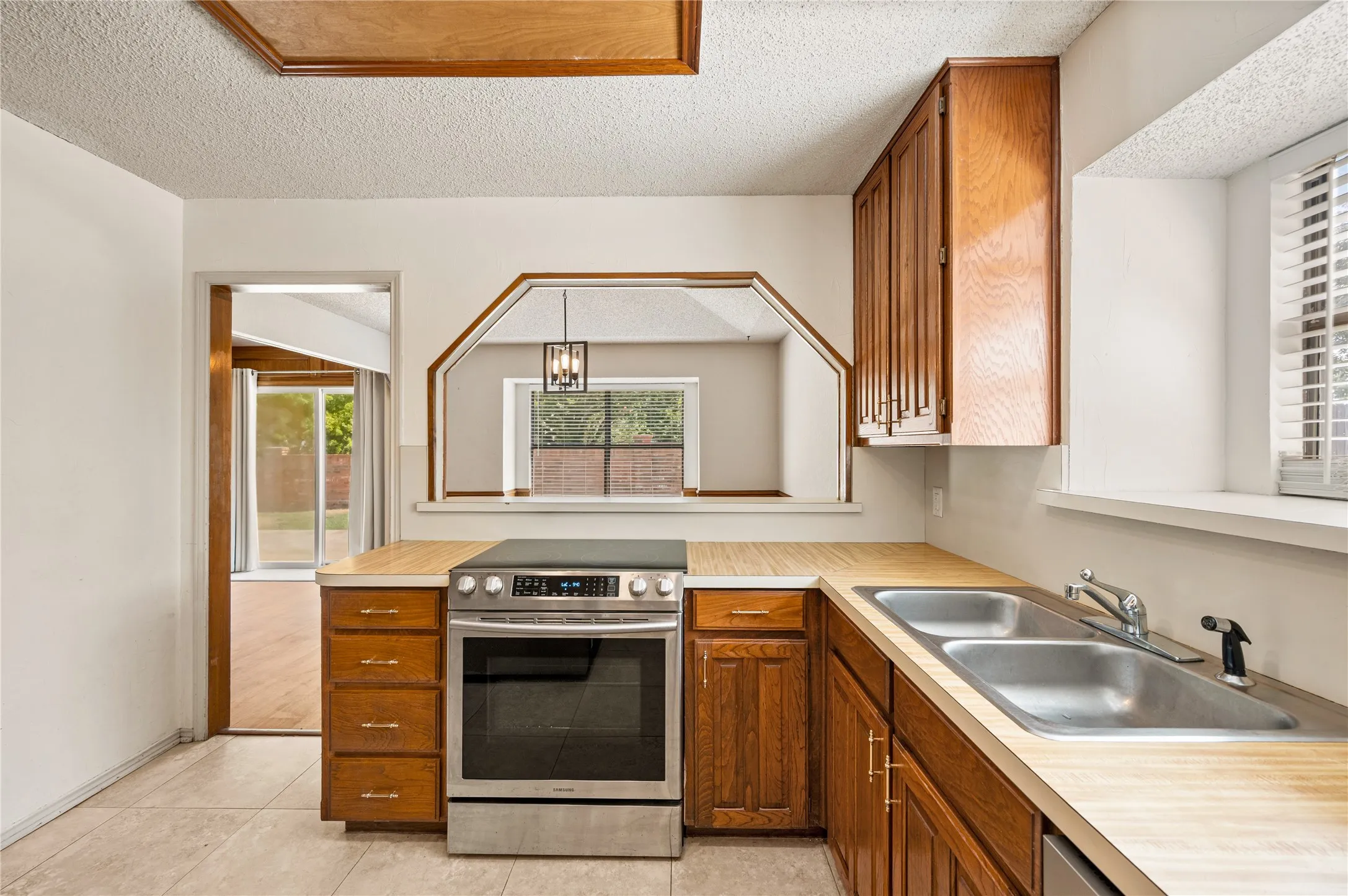 Single Family Residence For Sale in Tarrant County , 5433 Dana Point Drive, Arlington, Texas 76017, 3 Bedroom, 2 Bathroom, 2 Garage spaces, 1,779 Sqft, built in 1984, mls#21389496, Real Estate Agent in Arlington, Homes For Sale in Tarrant county, Homes For Sale in Arlington, Realtor in Arlington Texas, Real Estate Brokerage Independent Realty Texas, Luminita Cordes Realtor