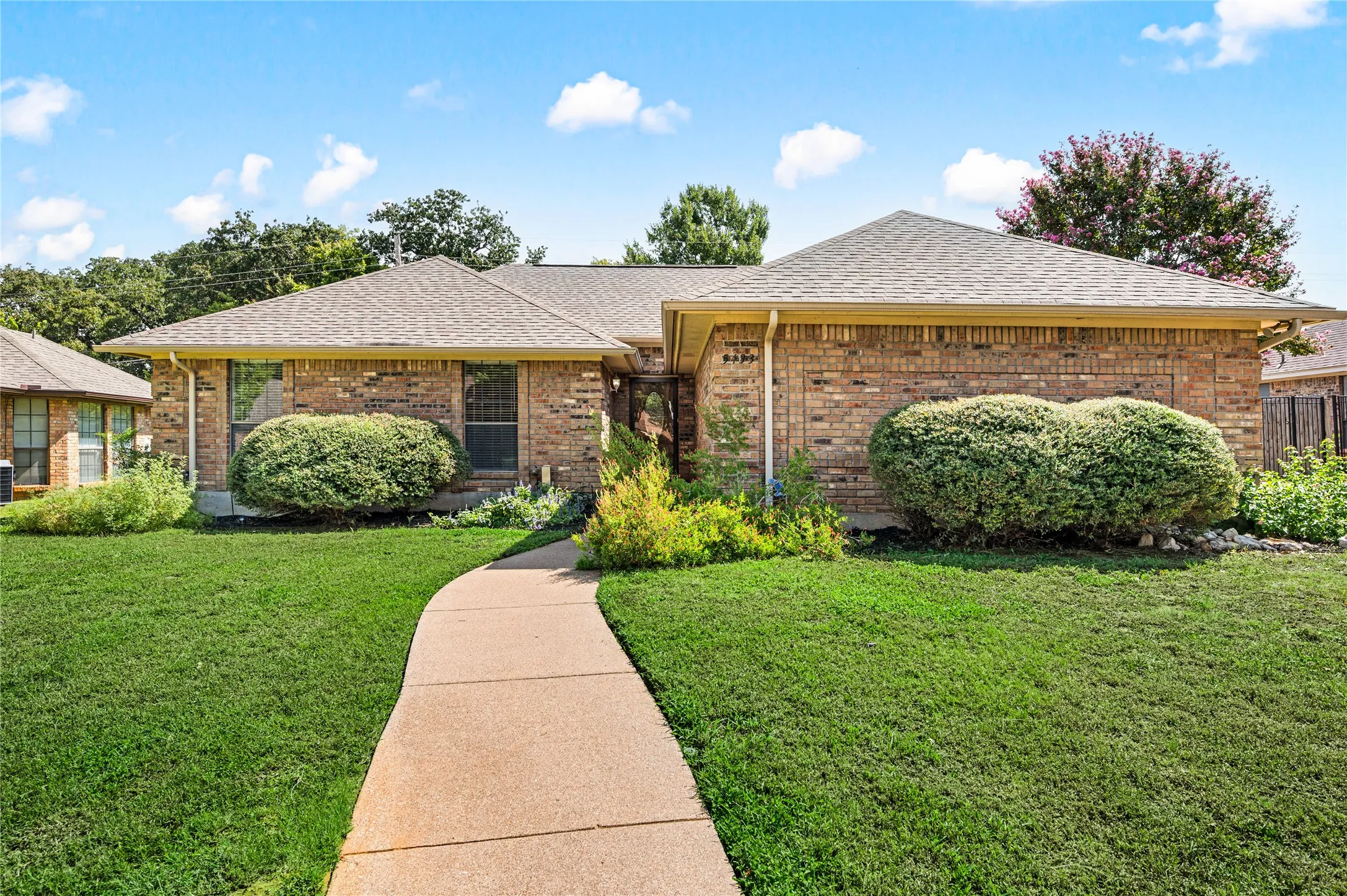 Single Family Residence For Sale in Tarrant County , 5433 Dana Point Drive, Arlington, Texas 76017, 3 Bedroom, 2 Bathroom, 2 Garage spaces, 1,779 Sqft, built in 1984, mls#21389496, Real Estate Agent in Arlington, Homes For Sale in Tarrant county, Homes For Sale in Arlington, Realtor in Arlington Texas, Real Estate Brokerage Independent Realty Texas, Luminita Cordes Realtor