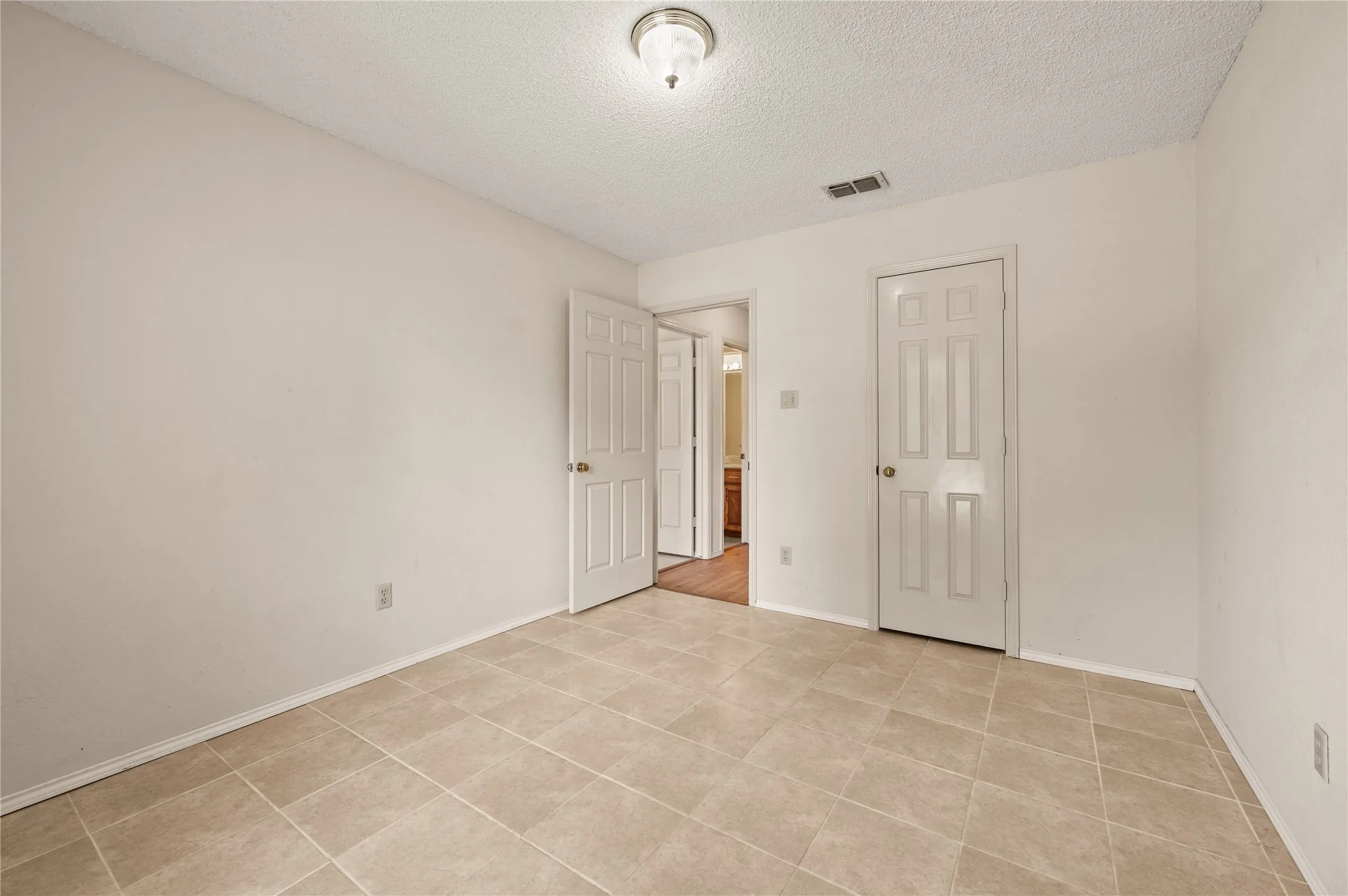 Single Family Residence For Sale in Tarrant County , 5433 Dana Point Drive, Arlington, Texas 76017, 3 Bedroom, 2 Bathroom, 2 Garage spaces, 1,779 Sqft, built in 1984, mls#21389496, Real Estate Agent in Arlington, Homes For Sale in Tarrant county, Homes For Sale in Arlington, Realtor in Arlington Texas, Real Estate Brokerage Independent Realty Texas, Luminita Cordes Realtor